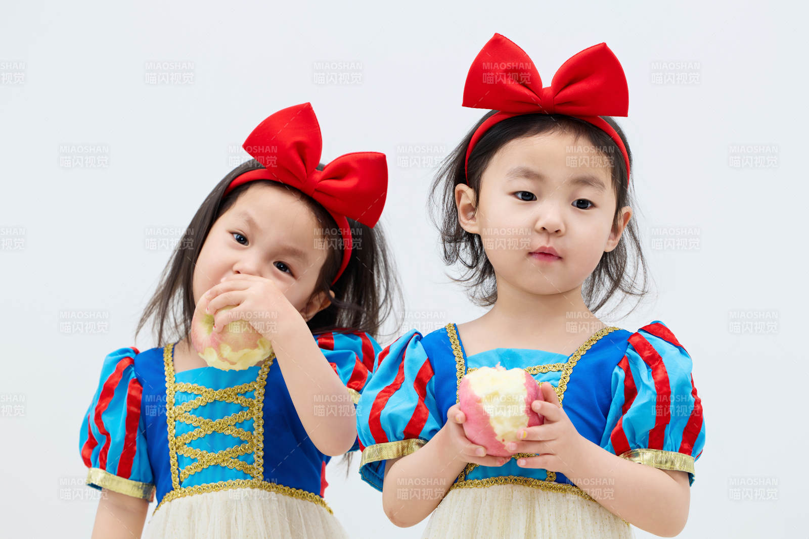 白色背景下頑皮可愛(ài)的雙胞胎小女孩