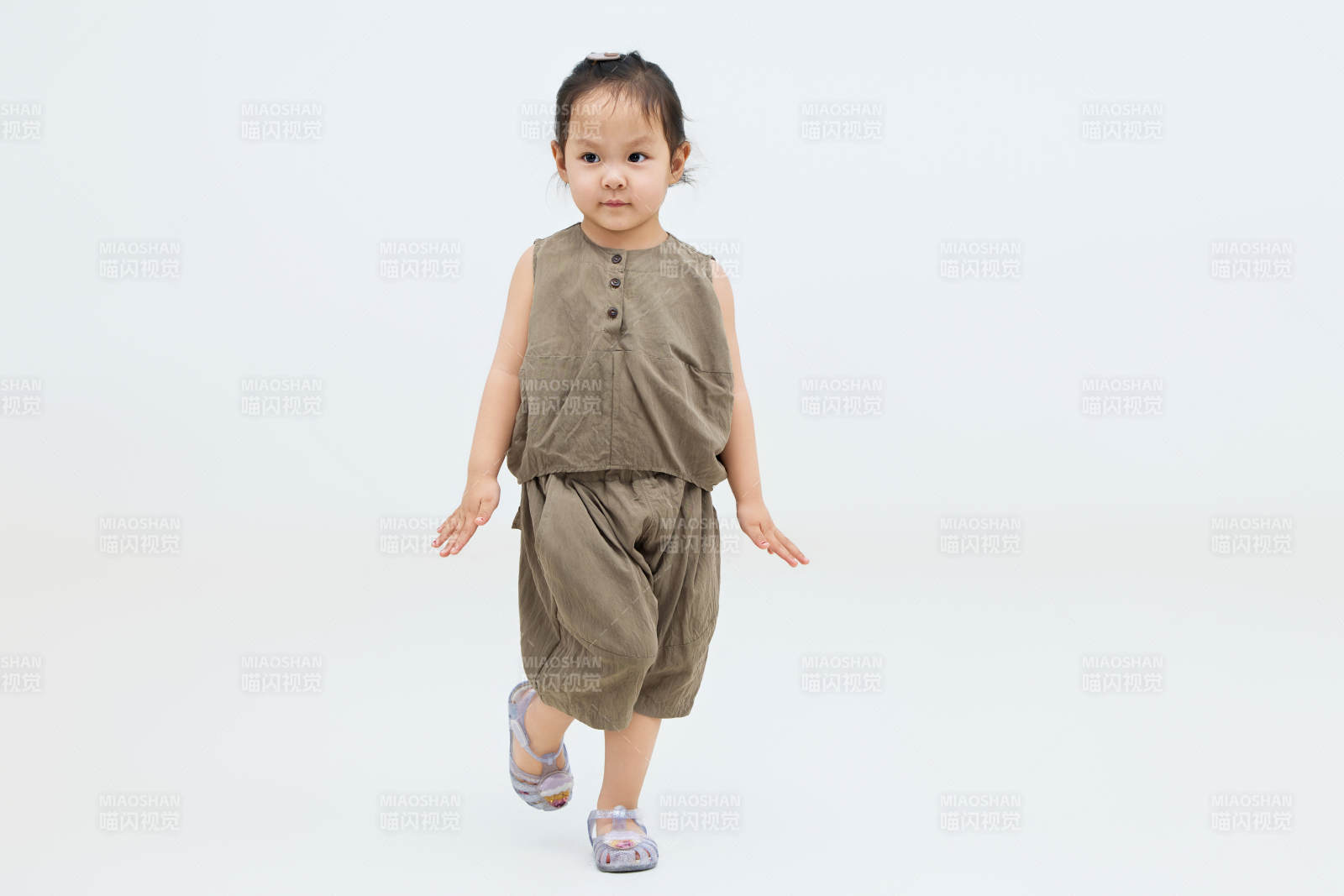 白色背景下可愛的中國小女孩