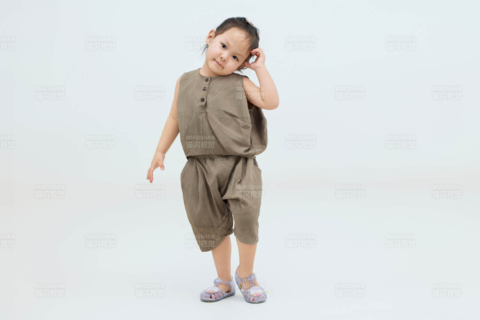 白色背景下可愛的中國小女孩