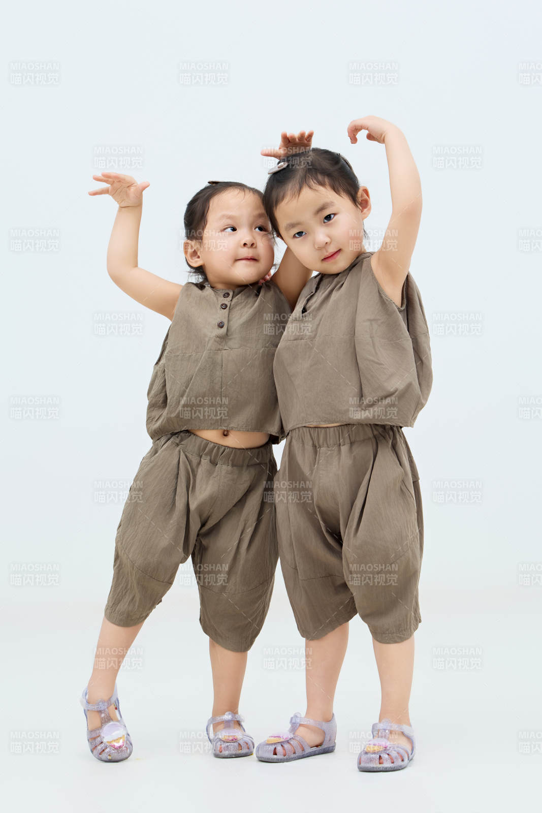 白色背景下頑皮可愛的雙胞胎小女孩