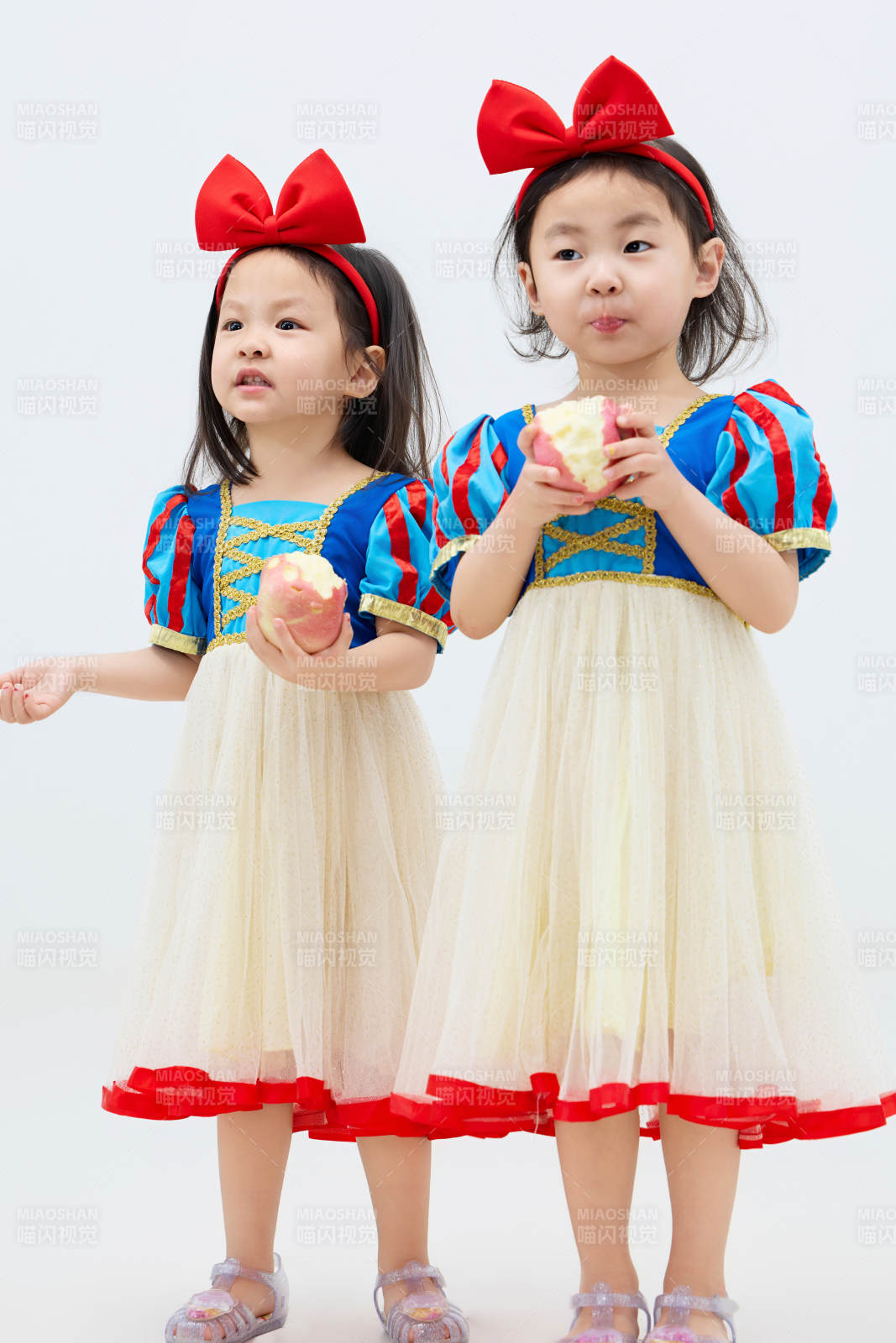 白色背景下頑皮可愛的雙胞胎小女孩