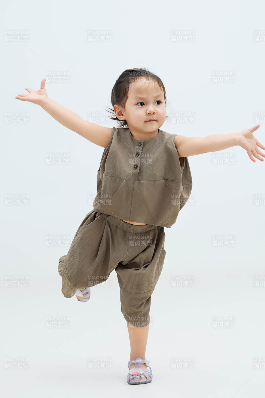 白色背景下可愛的中國小女孩