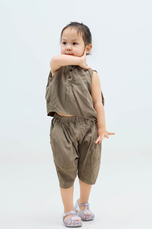 白色背景下可爱的中国小女孩