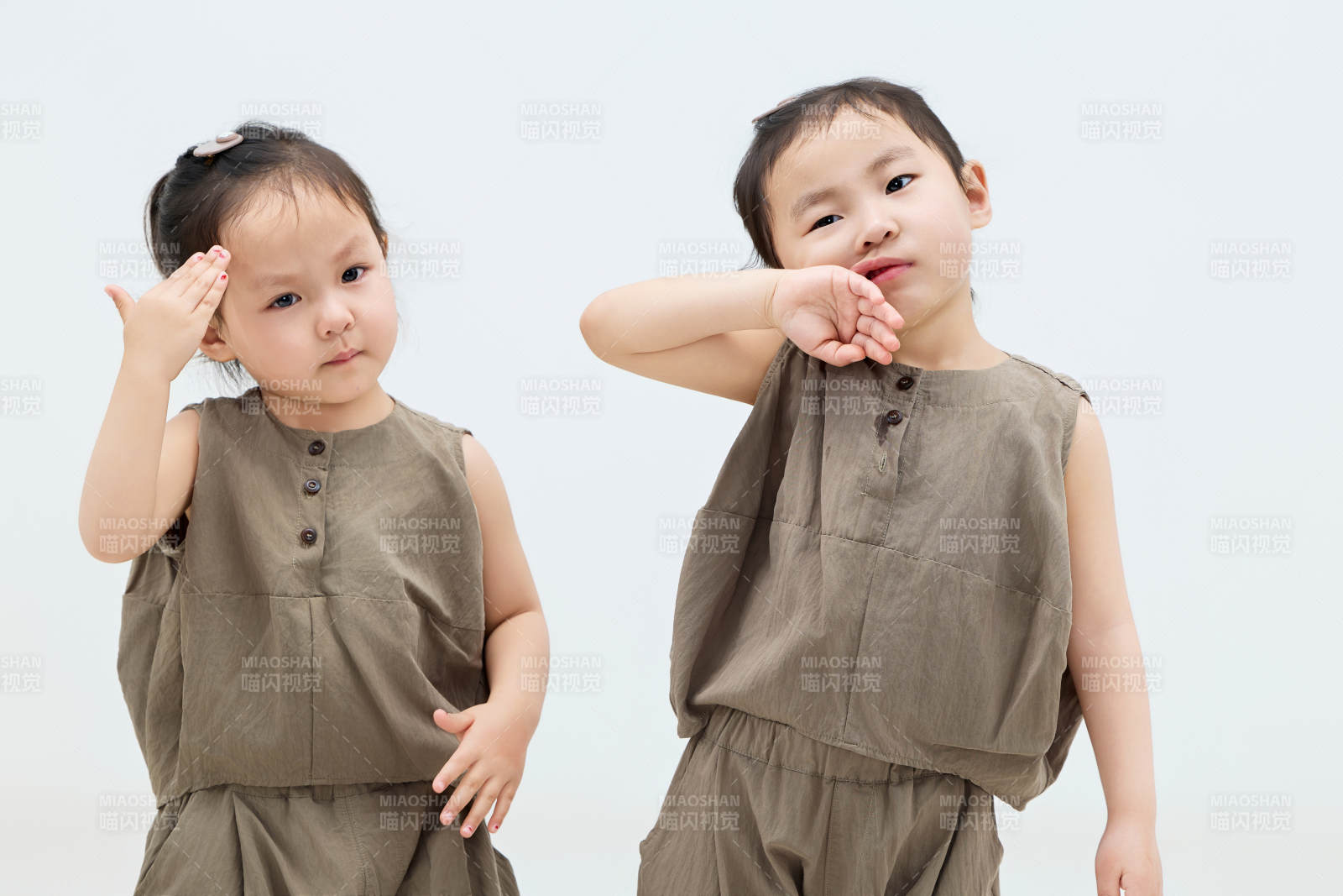 白色背景下頑皮可愛的雙胞胎小女孩