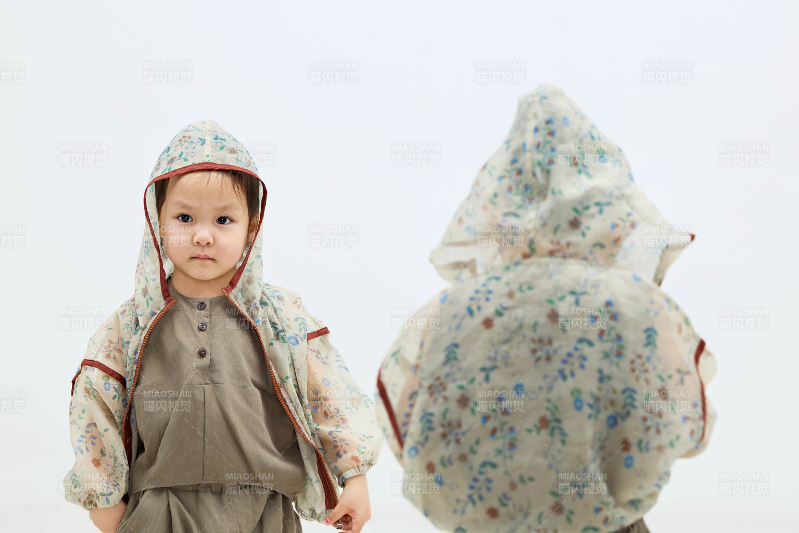 白色背景下頑皮可愛的雙胞胎小女孩