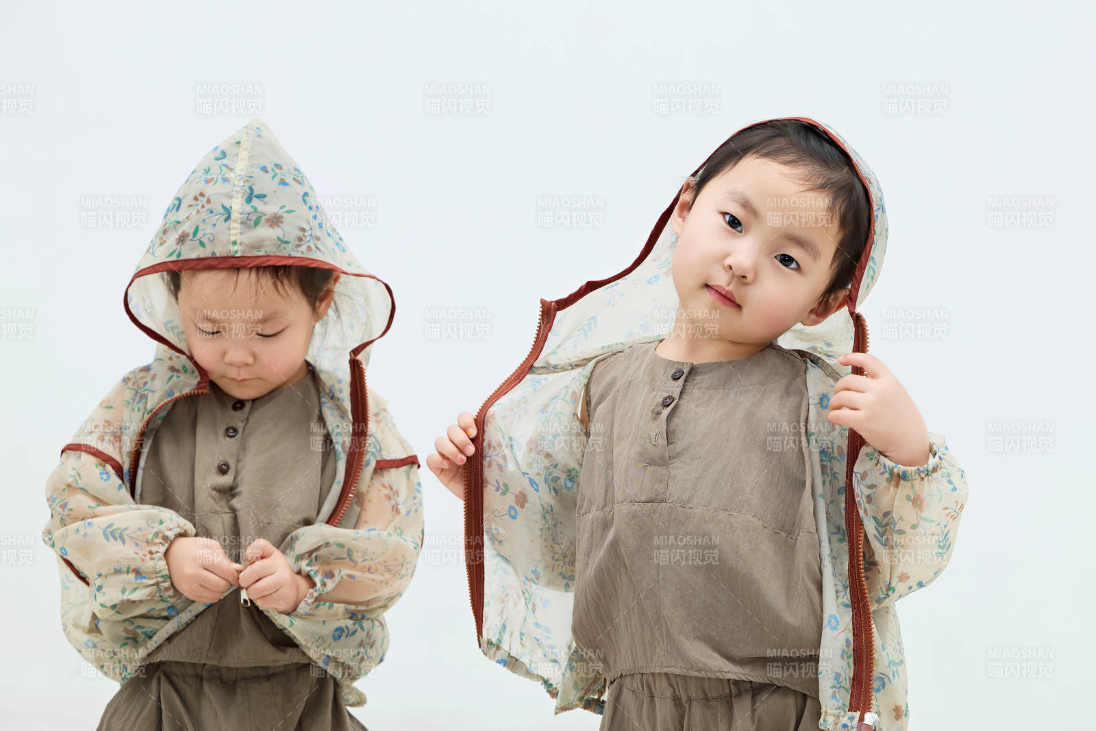 白色背景下頑皮可愛的雙胞胎小女孩