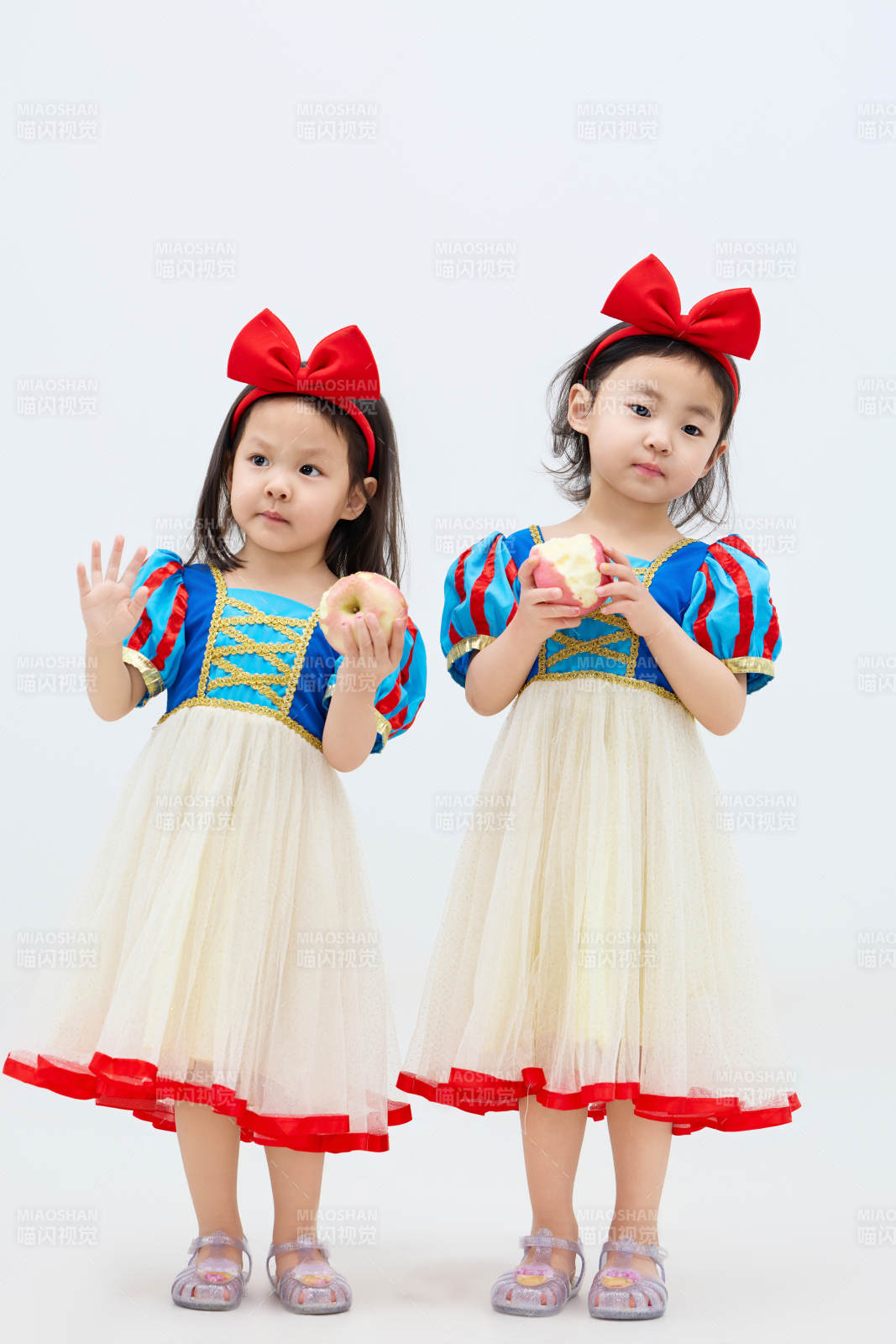 白色背景下頑皮可愛的雙胞胎小女孩