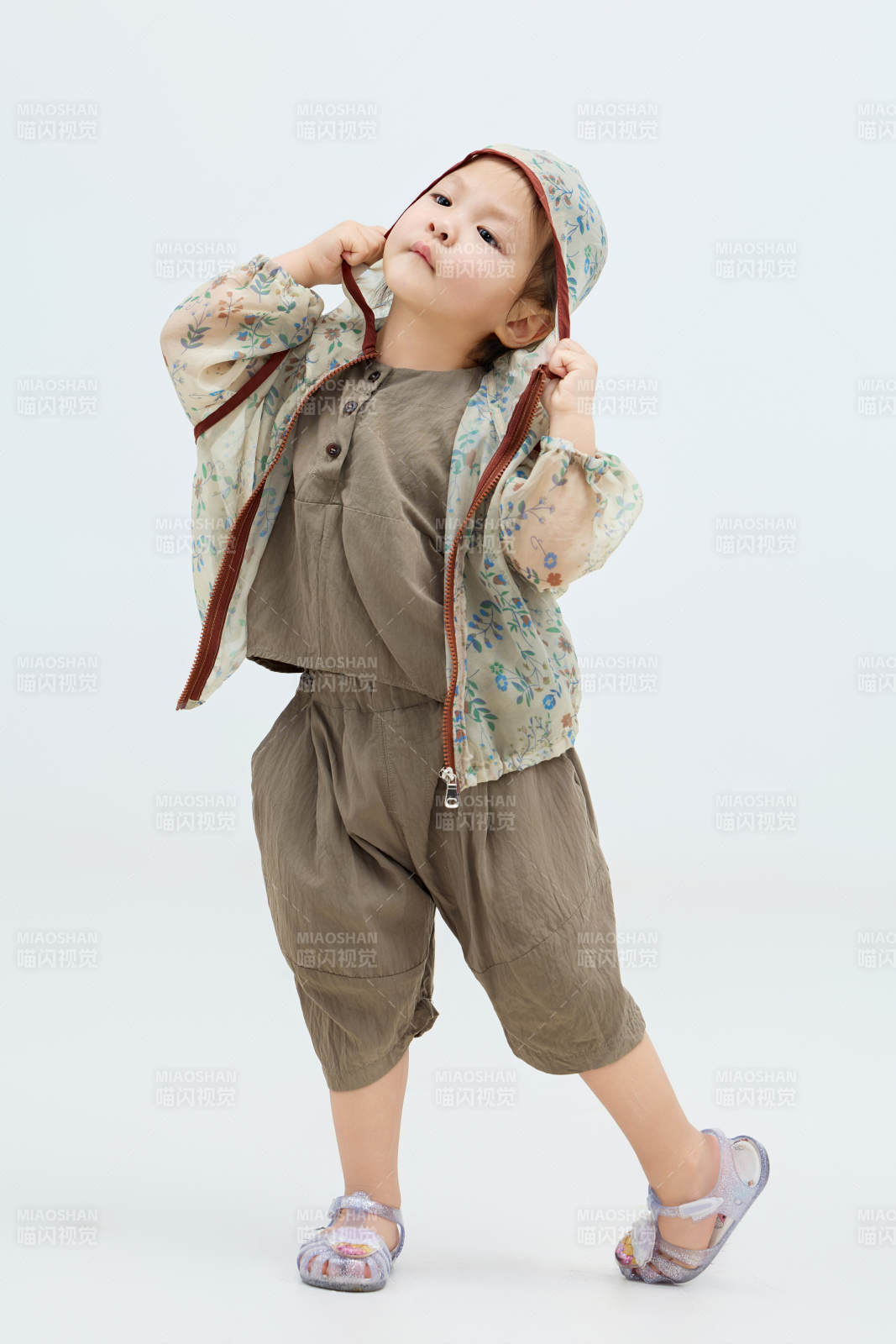 白色背景下可愛的中國小女孩