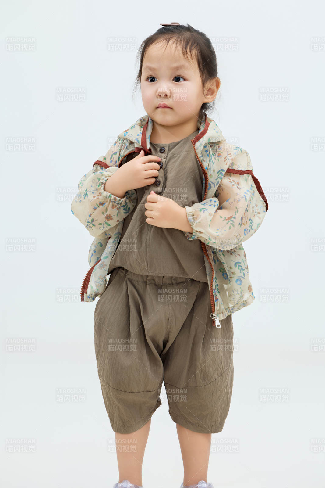 白色背景下可愛的中國小女孩