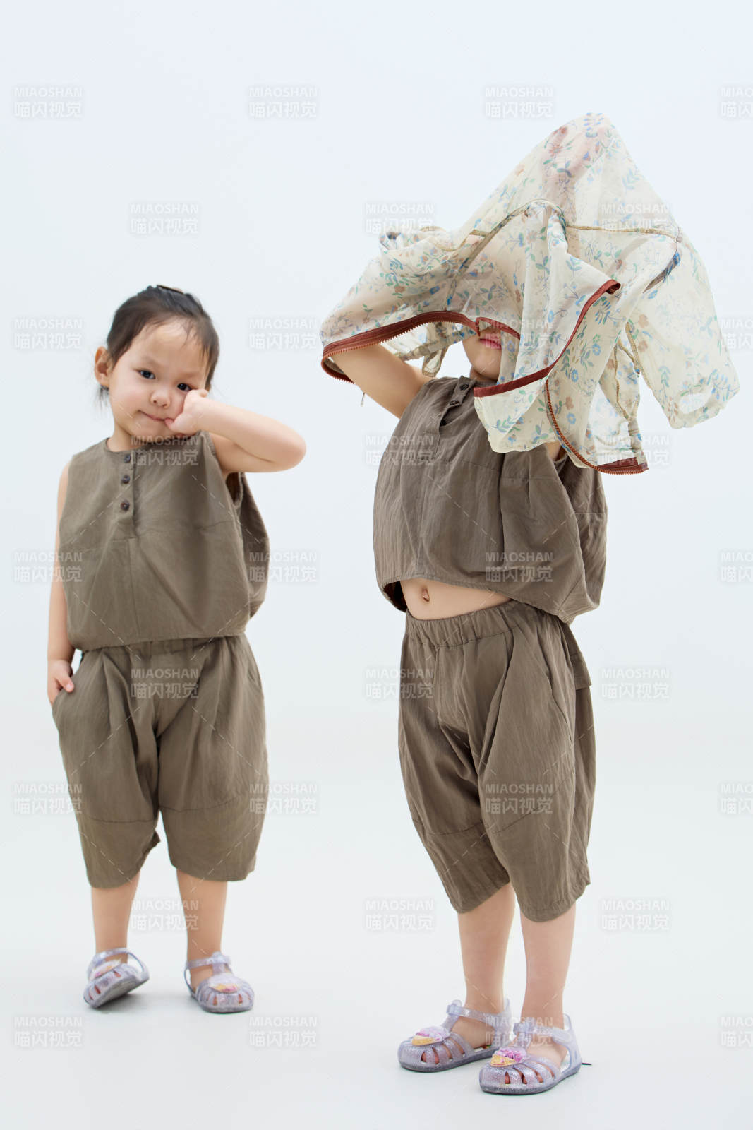 白色背景下頑皮可愛的雙胞胎小女孩