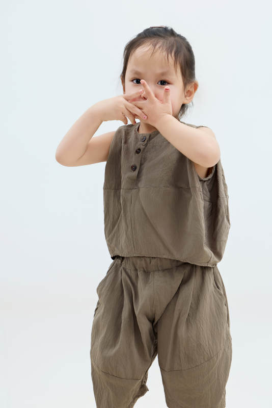 白色背景下可爱的中国小女孩