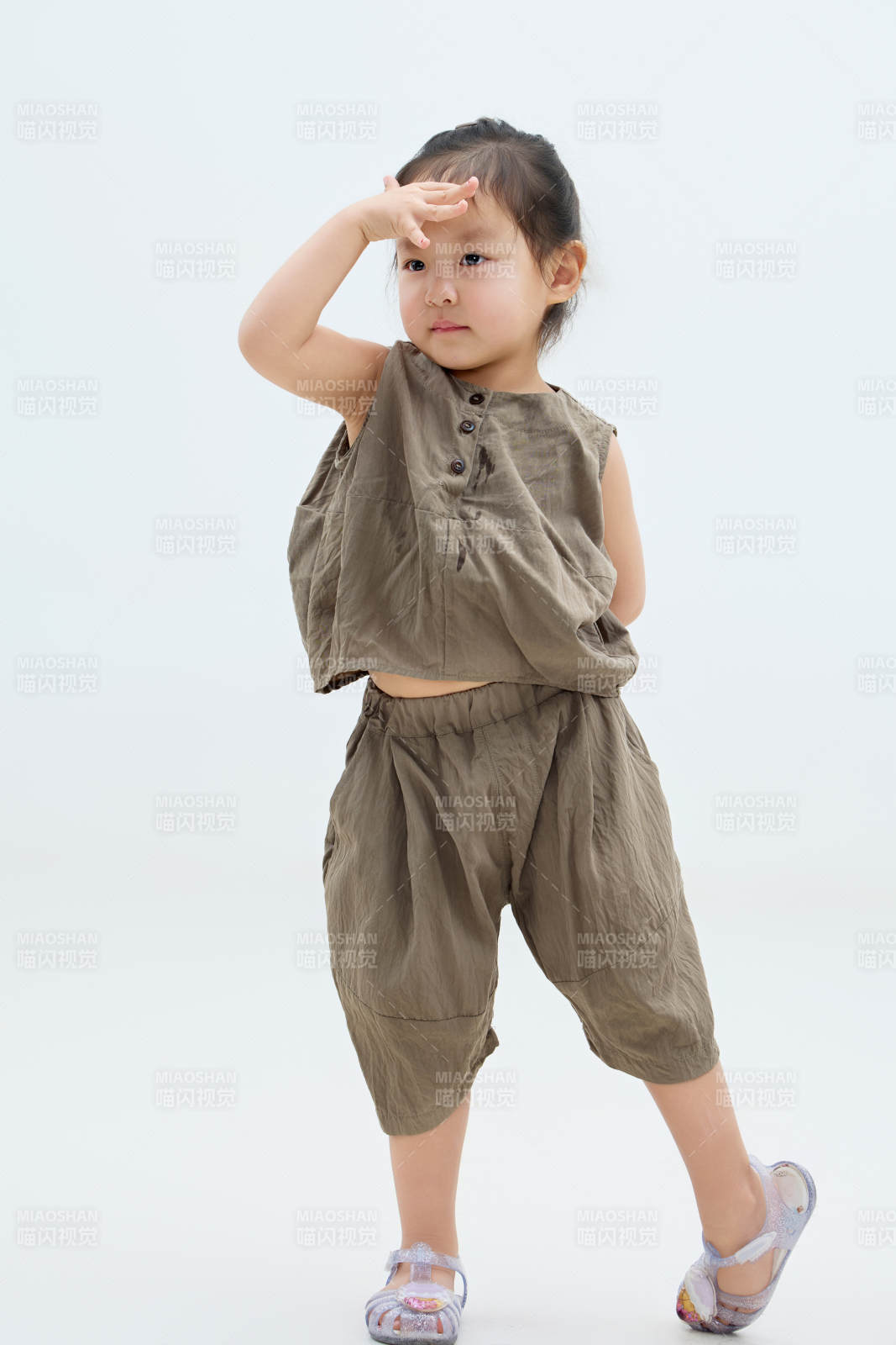 白色背景下可愛的中國小女孩