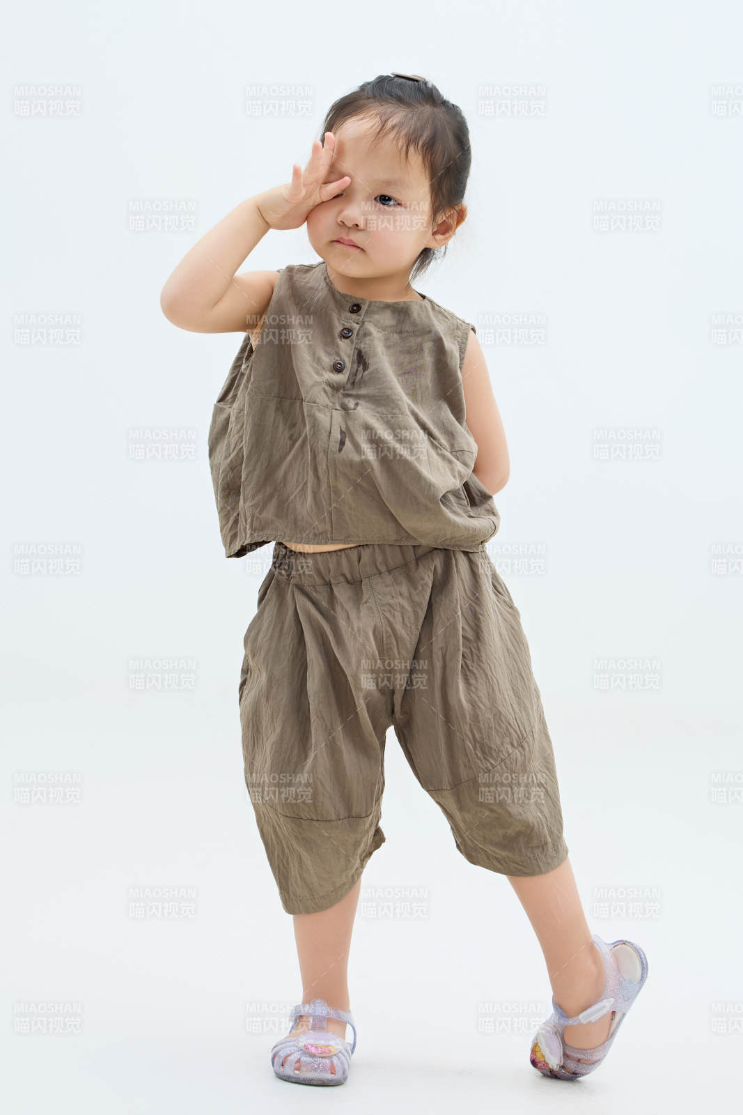 白色背景下可愛的中國小女孩