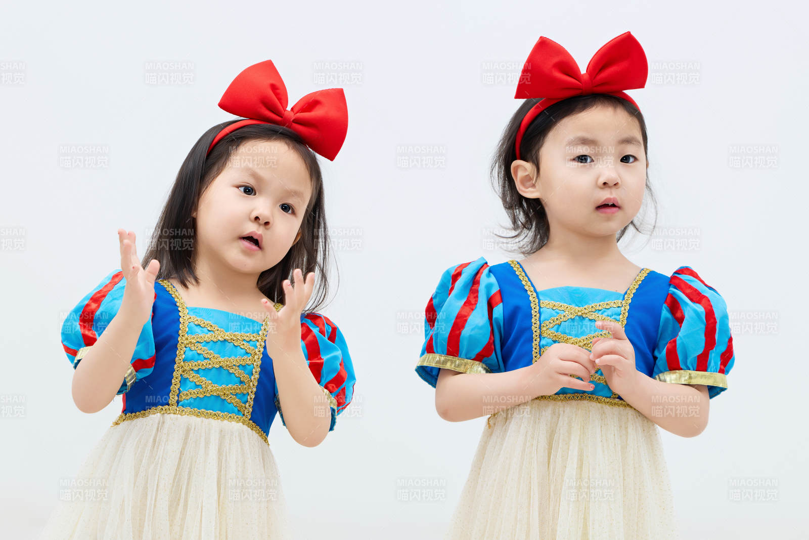 白色背景下頑皮可愛的雙胞胎小女孩