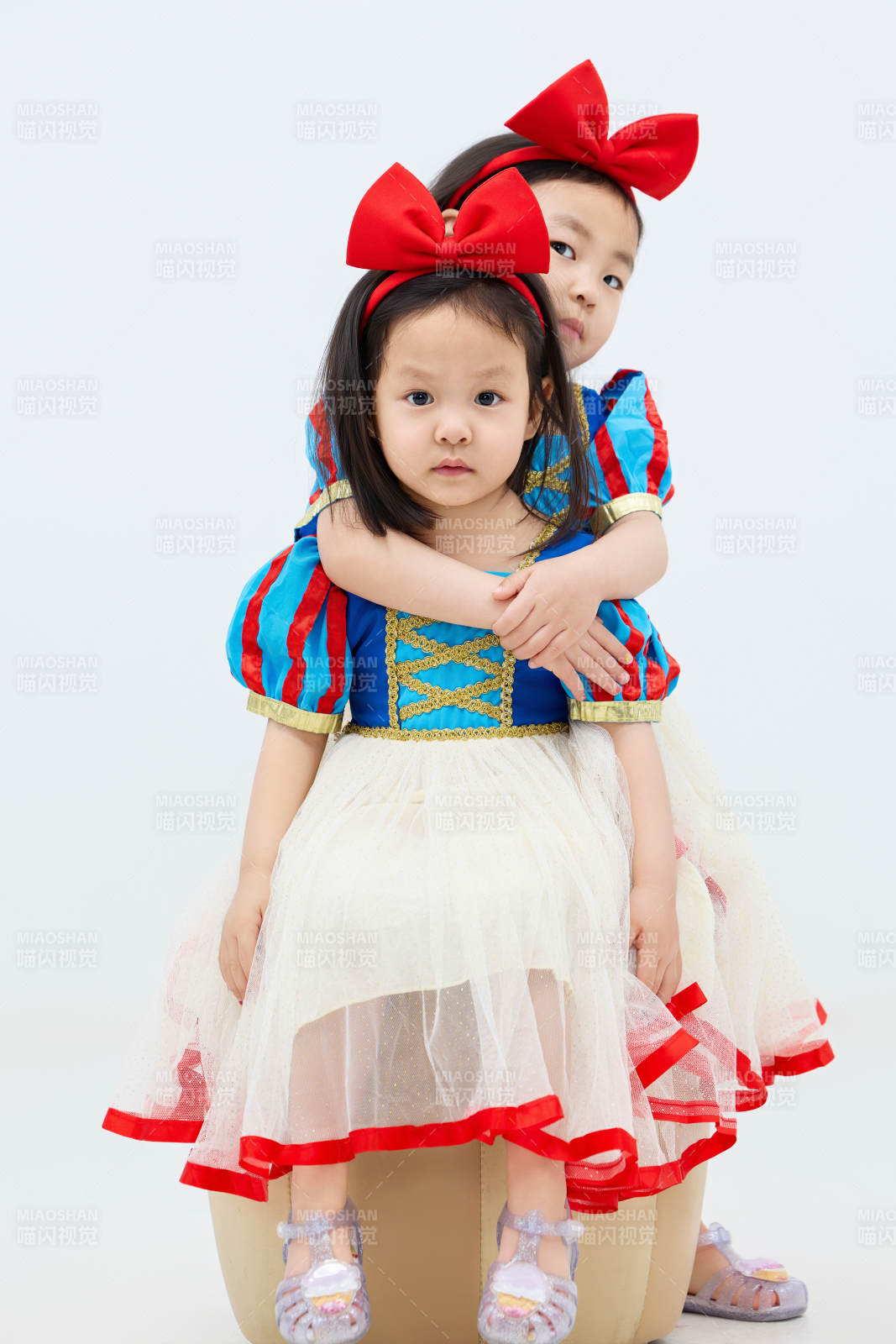 白色背景下頑皮可愛的雙胞胎小女孩