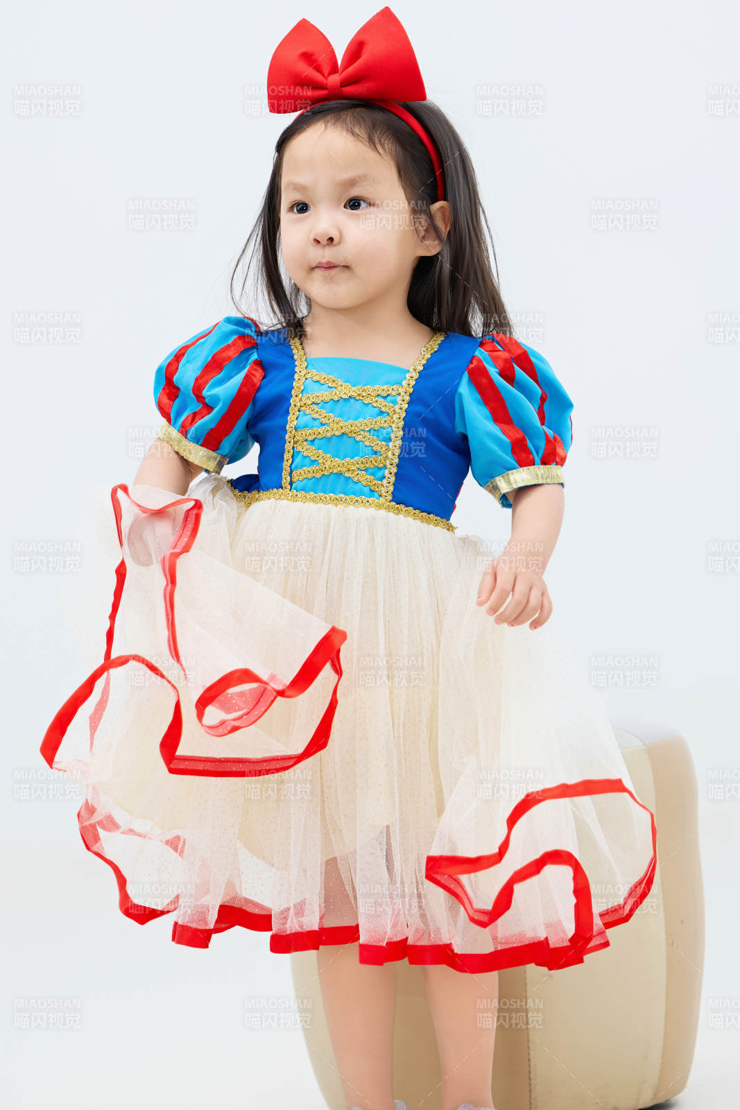 白色背景下可愛的中國小女孩