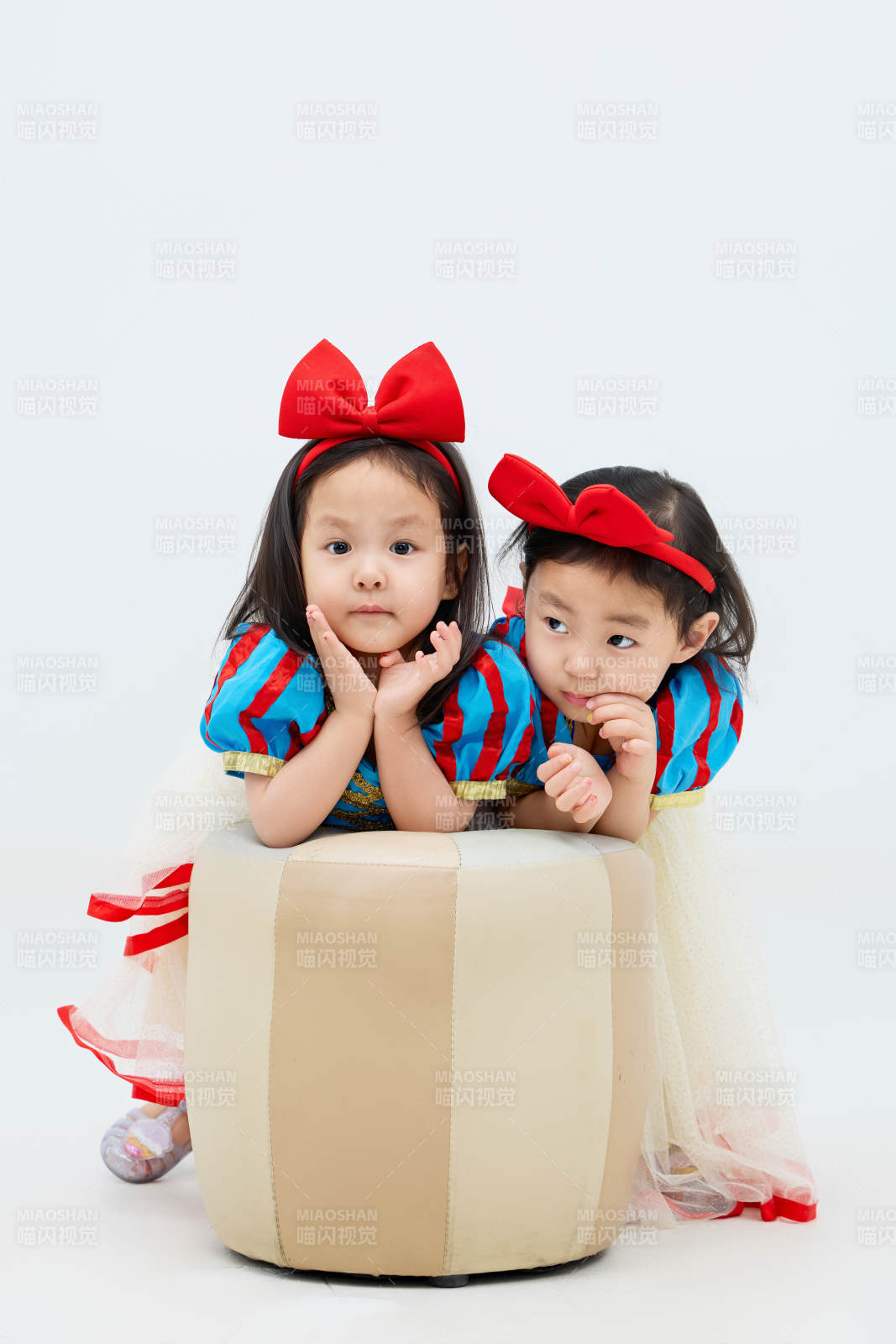 白色背景下頑皮可愛的雙胞胎小女孩