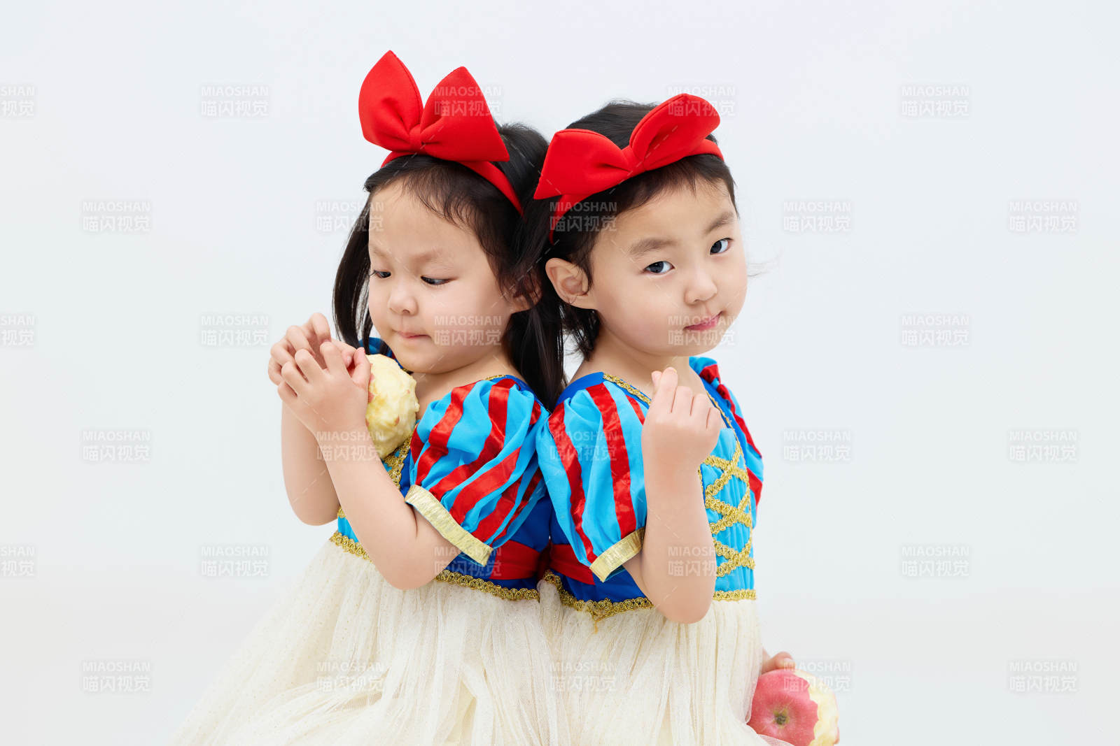 白色背景下頑皮可愛的雙胞胎小女孩