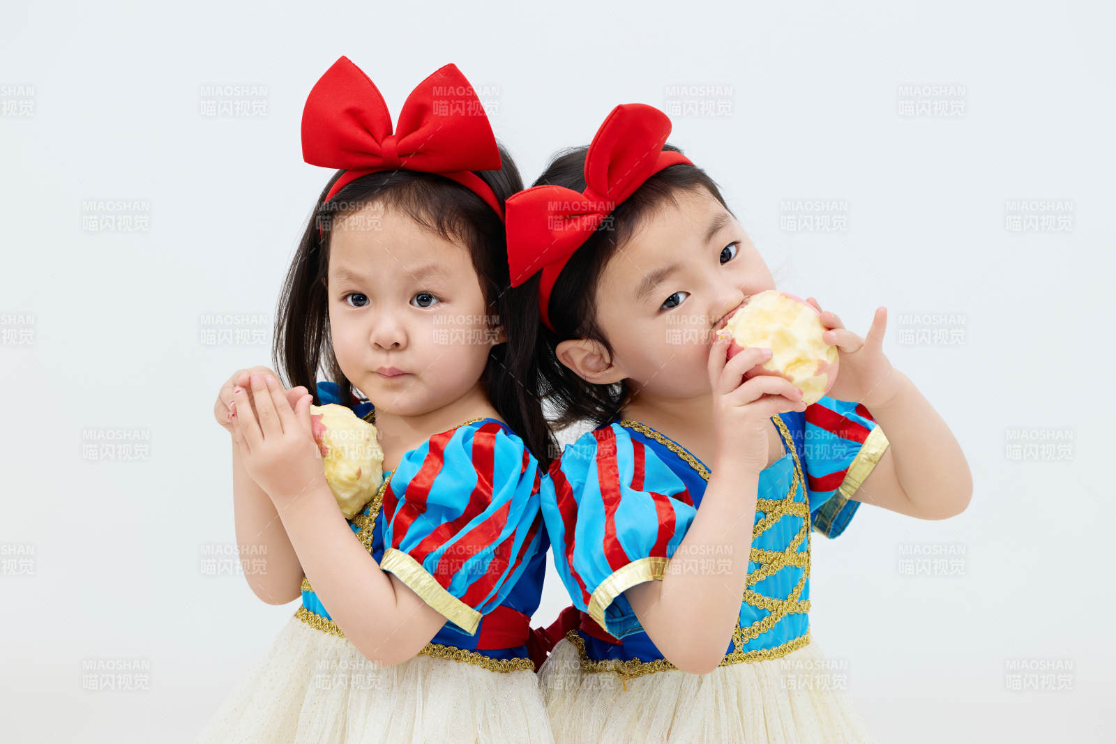 白色背景下頑皮可愛的雙胞胎小女孩