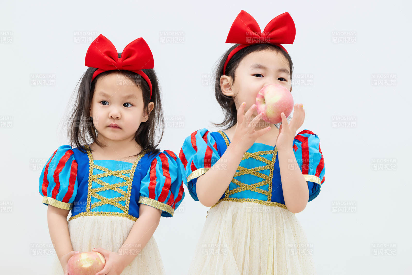 白色背景下頑皮可愛的雙胞胎小女孩