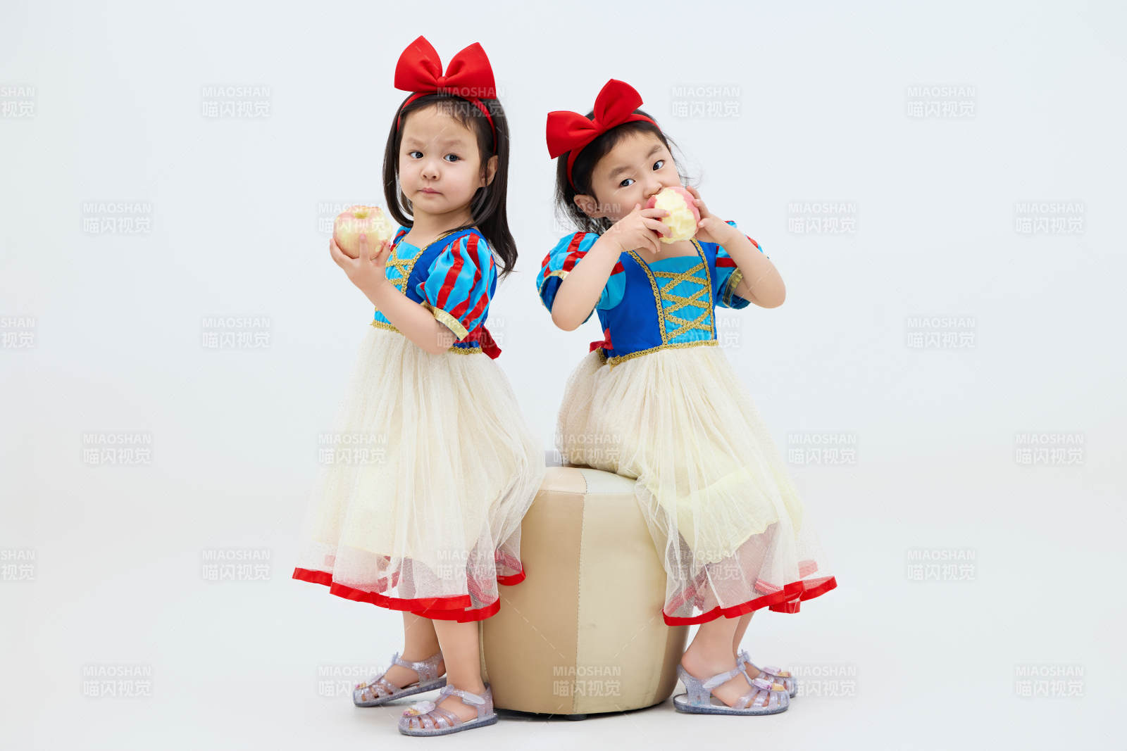 白色背景下頑皮可愛的雙胞胎小女孩