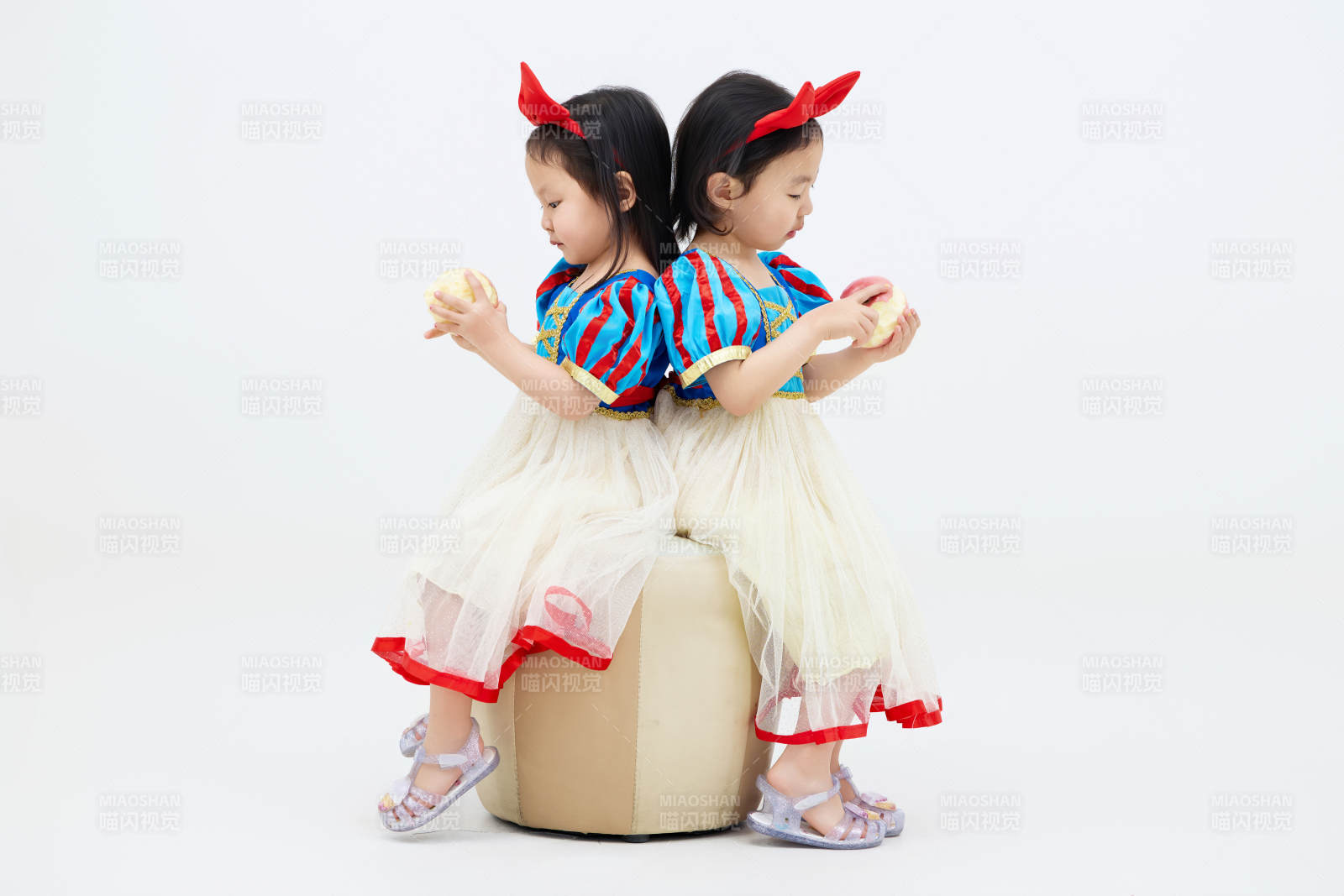 白色背景下頑皮可愛的雙胞胎小女孩