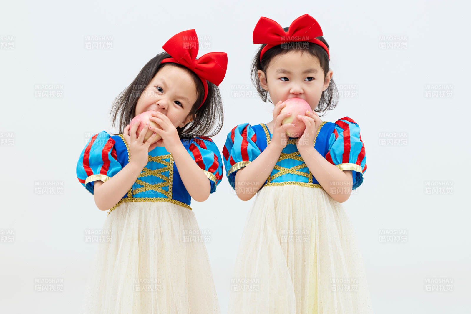 白色背景下頑皮可愛的雙胞胎小女孩