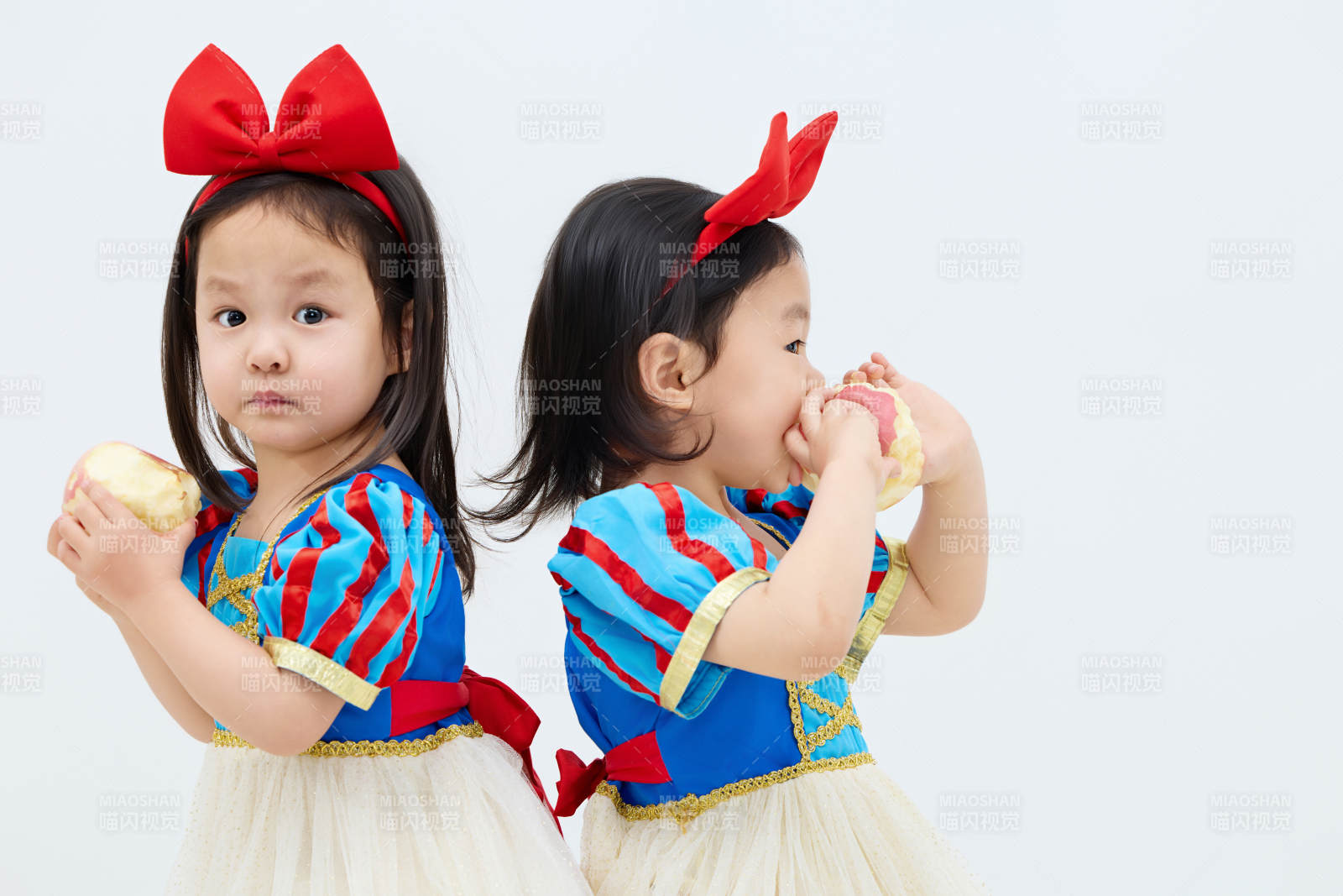 白色背景下頑皮可愛的雙胞胎小女孩