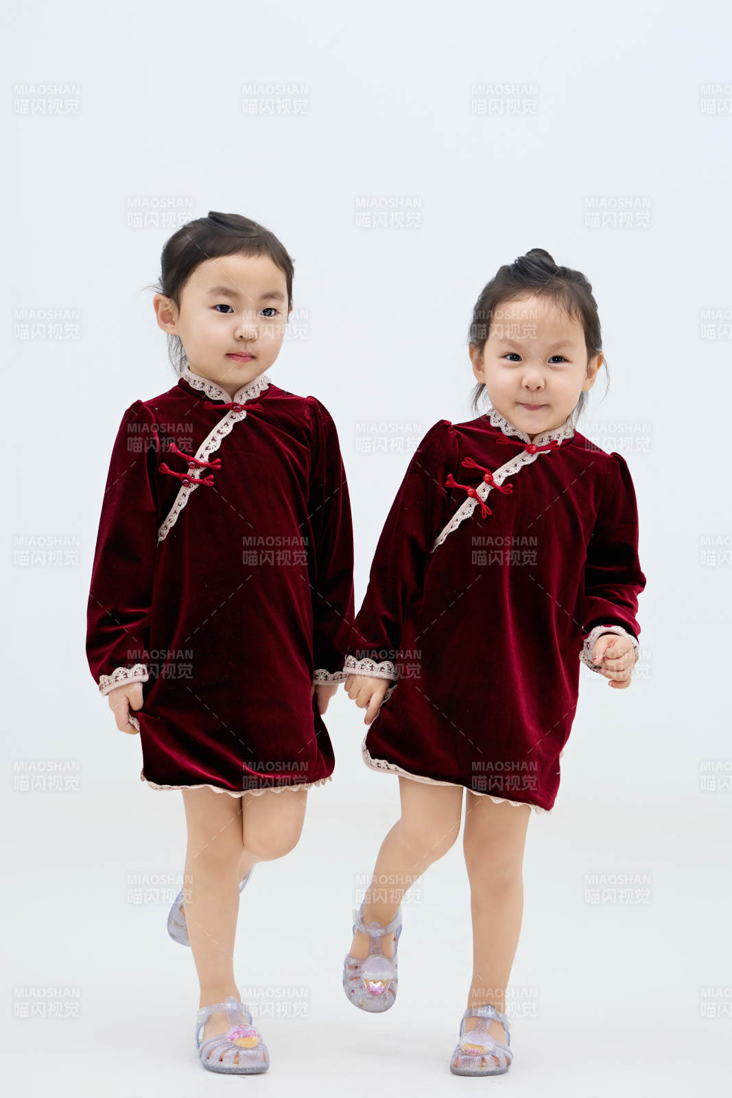 白色背景下頑皮可愛的雙胞胎小女孩