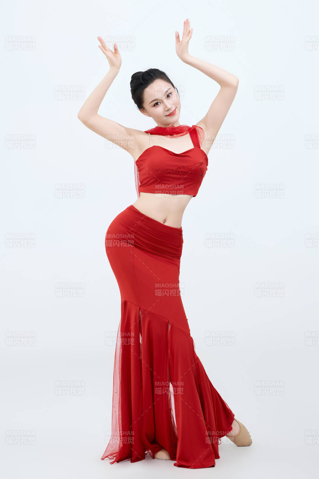 表演中國傳統民族舞蹈傣族舞的美麗舞者