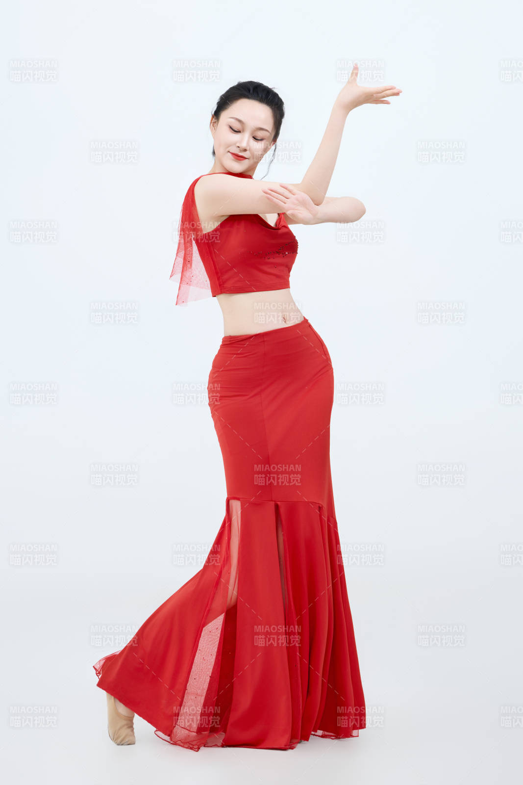 表演中國傳統民族舞蹈傣族舞的美麗舞者