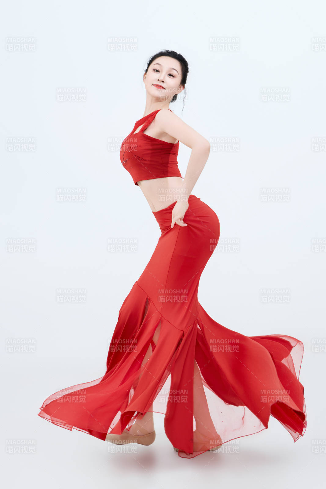 表演中國傳統民族舞蹈傣族舞的美麗舞者