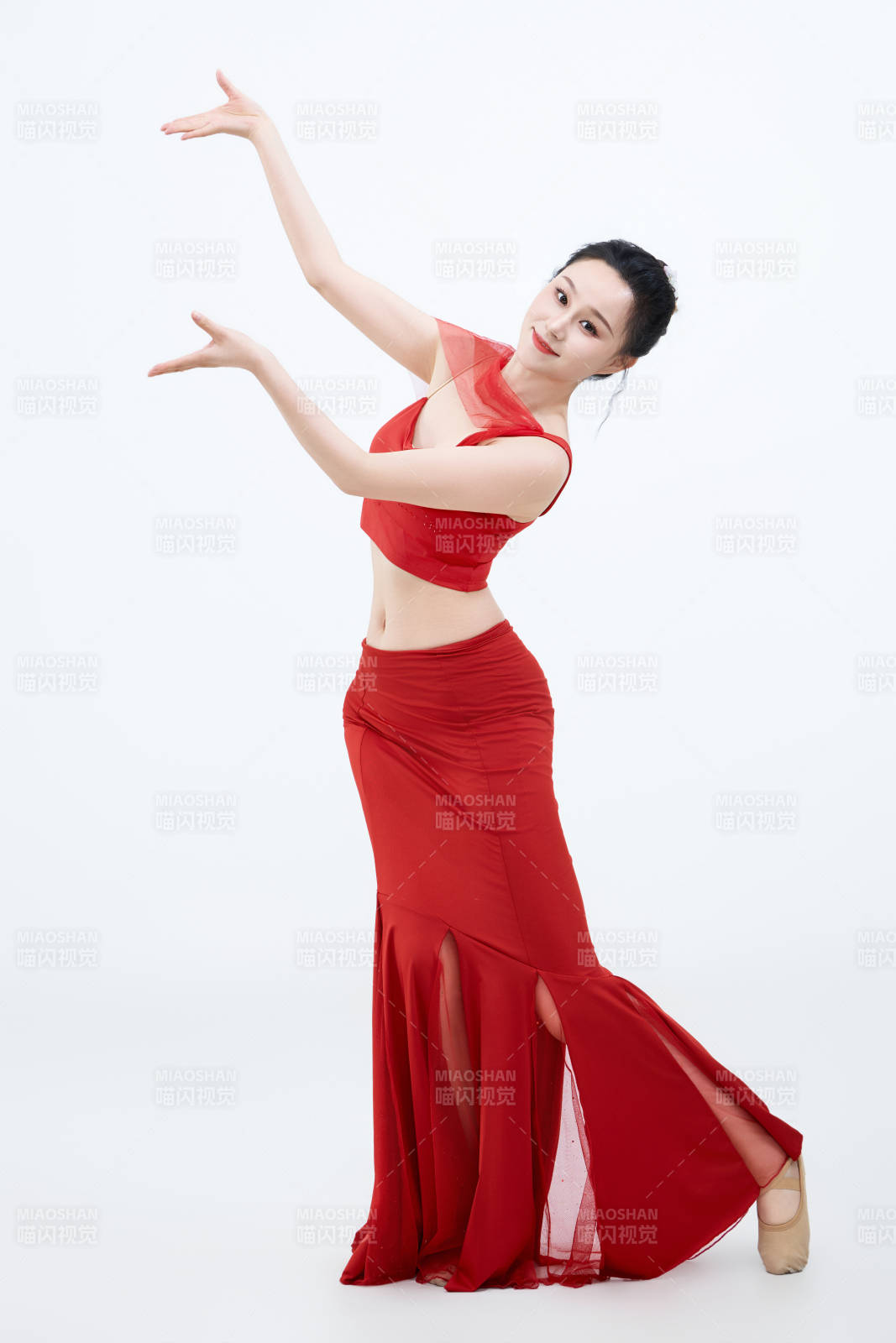 表演中國(guó)傳統(tǒng)民族舞蹈傣族舞的美麗舞者