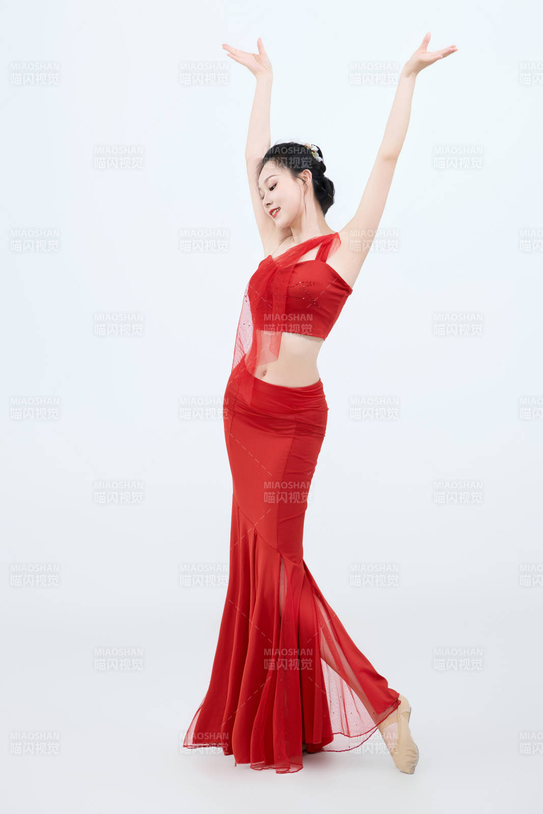 表演中國(guó)傳統(tǒng)民族舞蹈傣族舞的美麗舞者