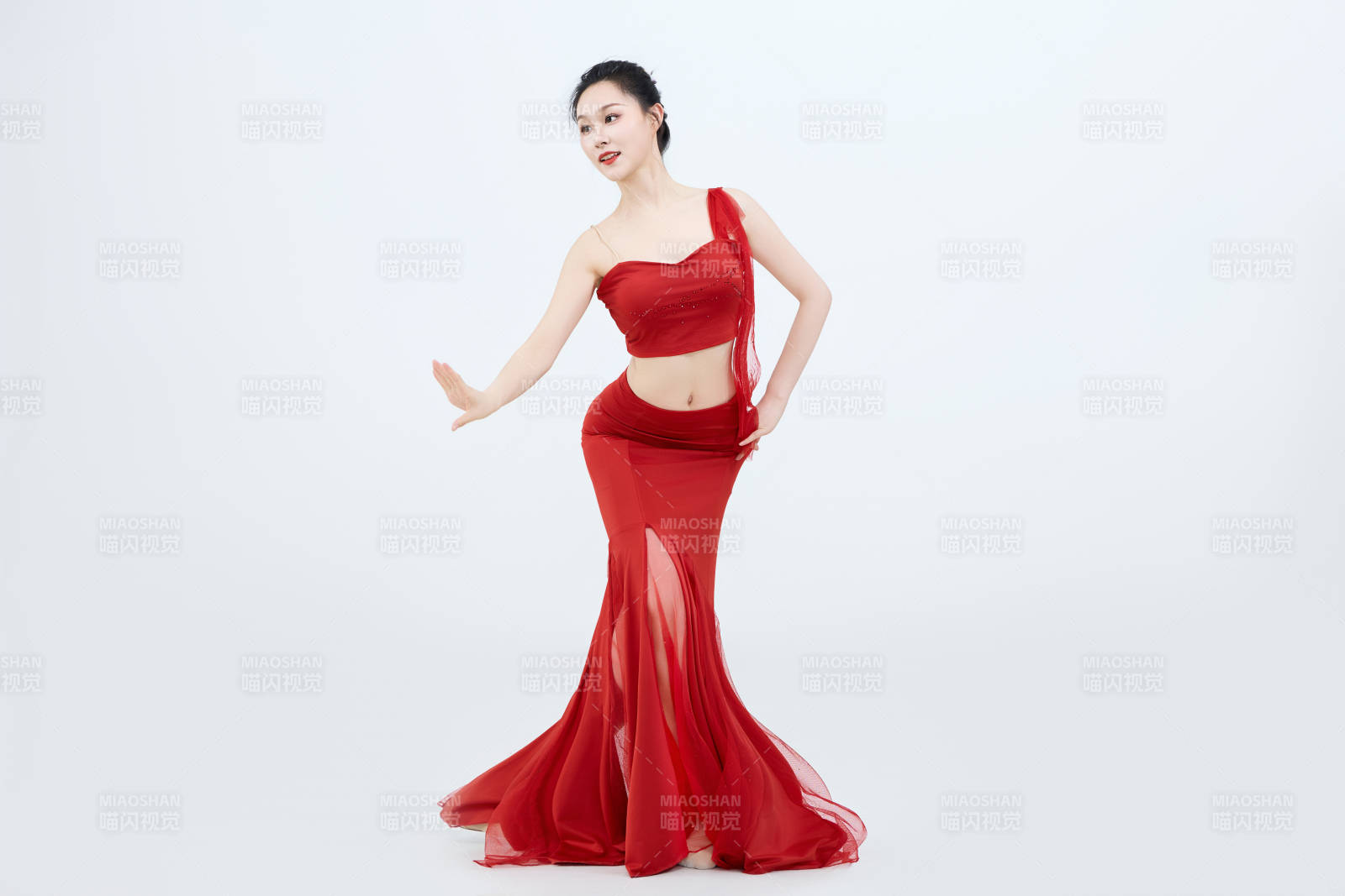 表演中國傳統(tǒng)民族舞蹈傣族舞的美麗舞者