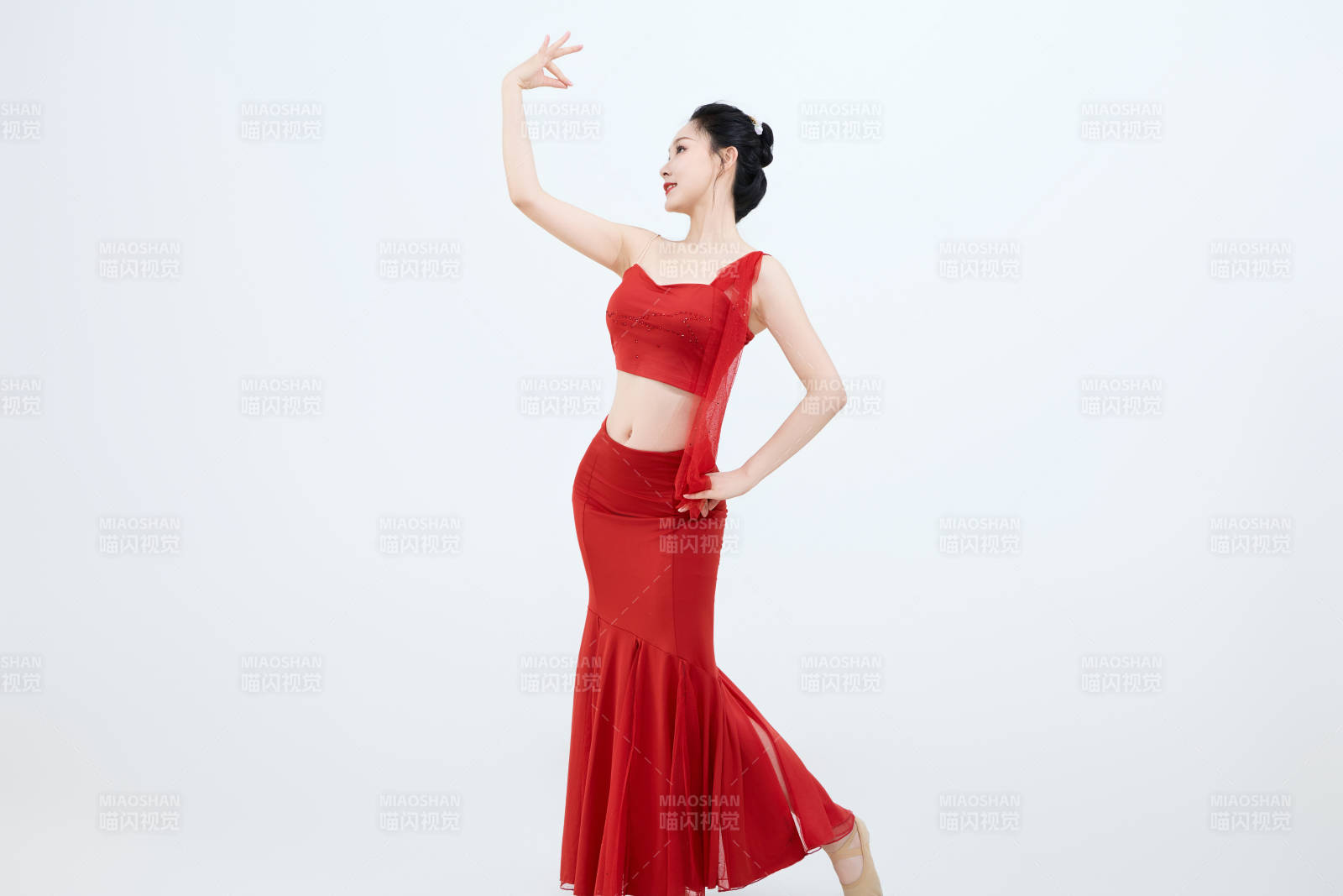 表演中国传统民族舞蹈傣族舞的美丽舞者