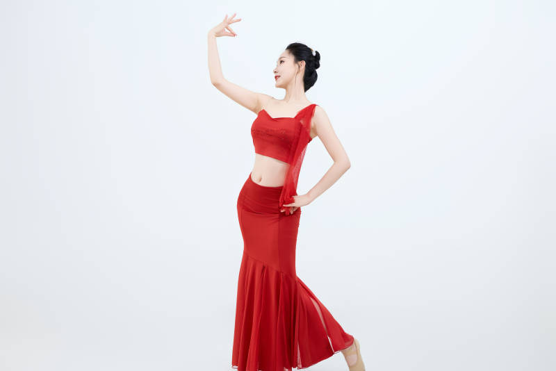 表演中国传统民族舞蹈傣族舞的美丽舞者