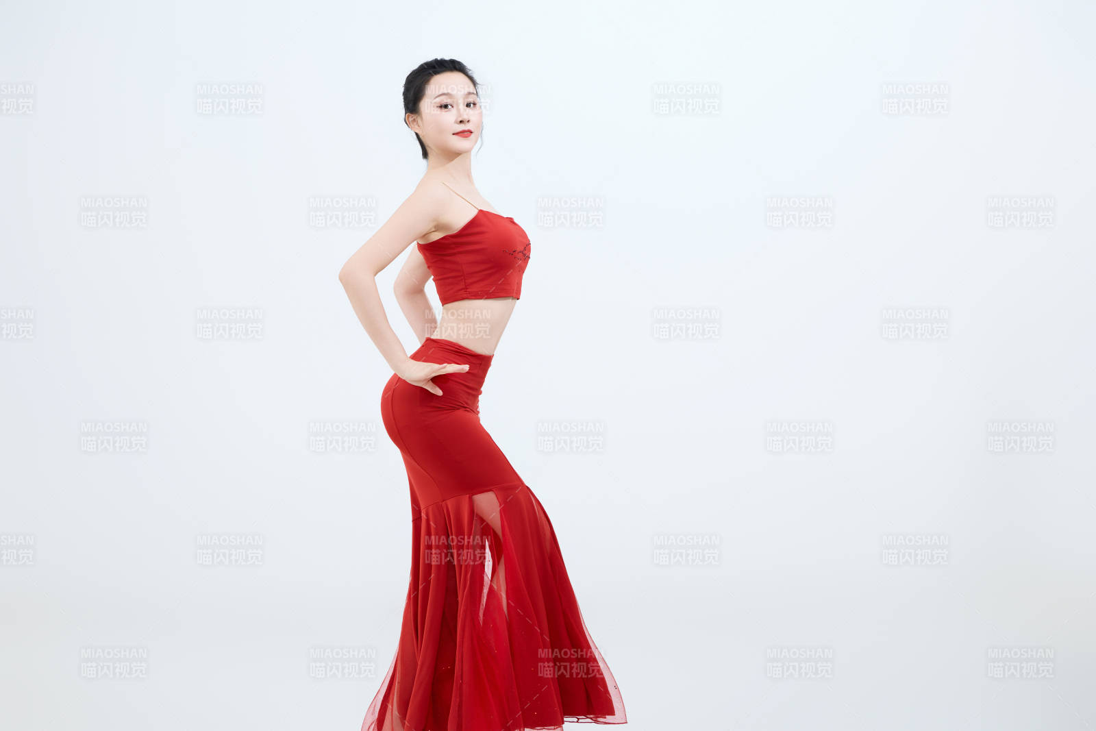 表演中国传统民族舞蹈傣族舞的美丽舞者