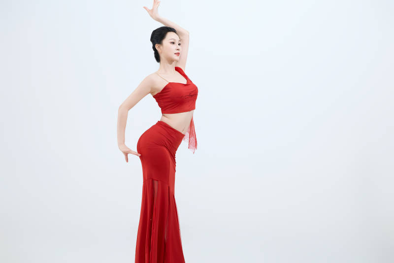 表演中国传统民族舞蹈傣族舞的美丽舞者