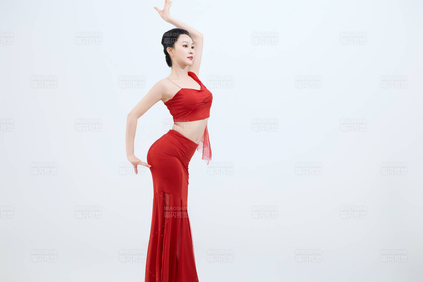 表演中国传统民族舞蹈傣族舞的美丽舞者