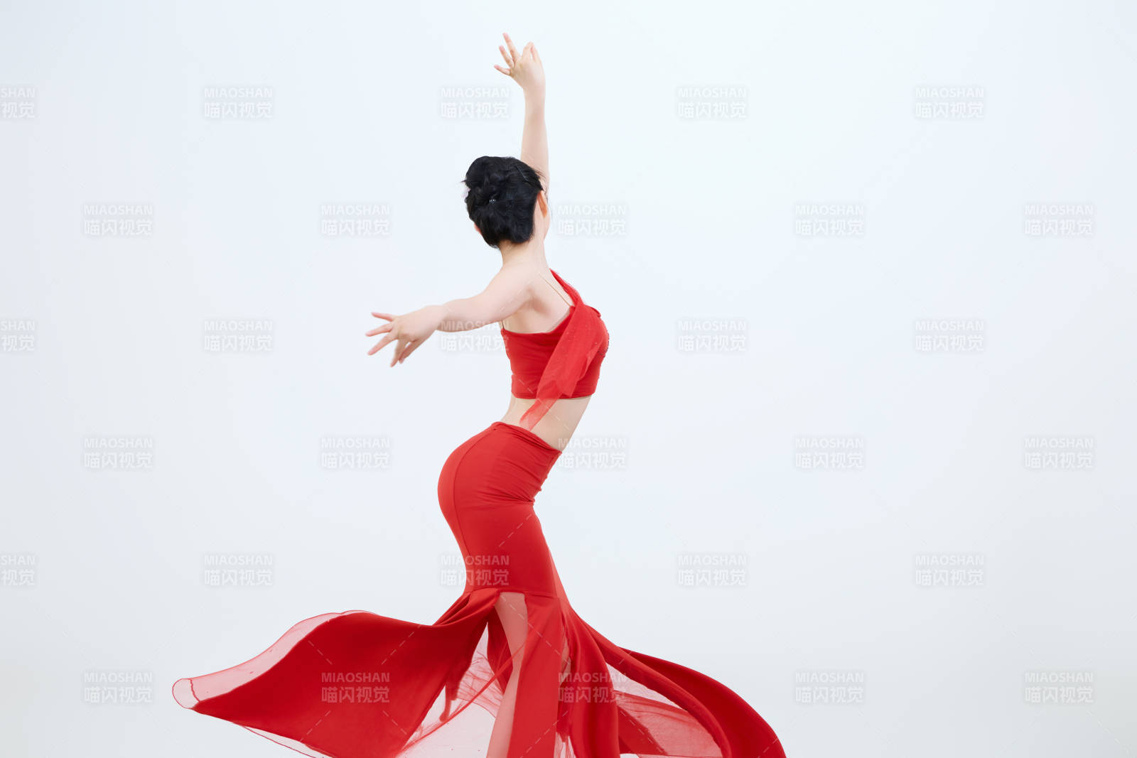 表演中國傳統民族舞蹈傣族舞的美麗舞者