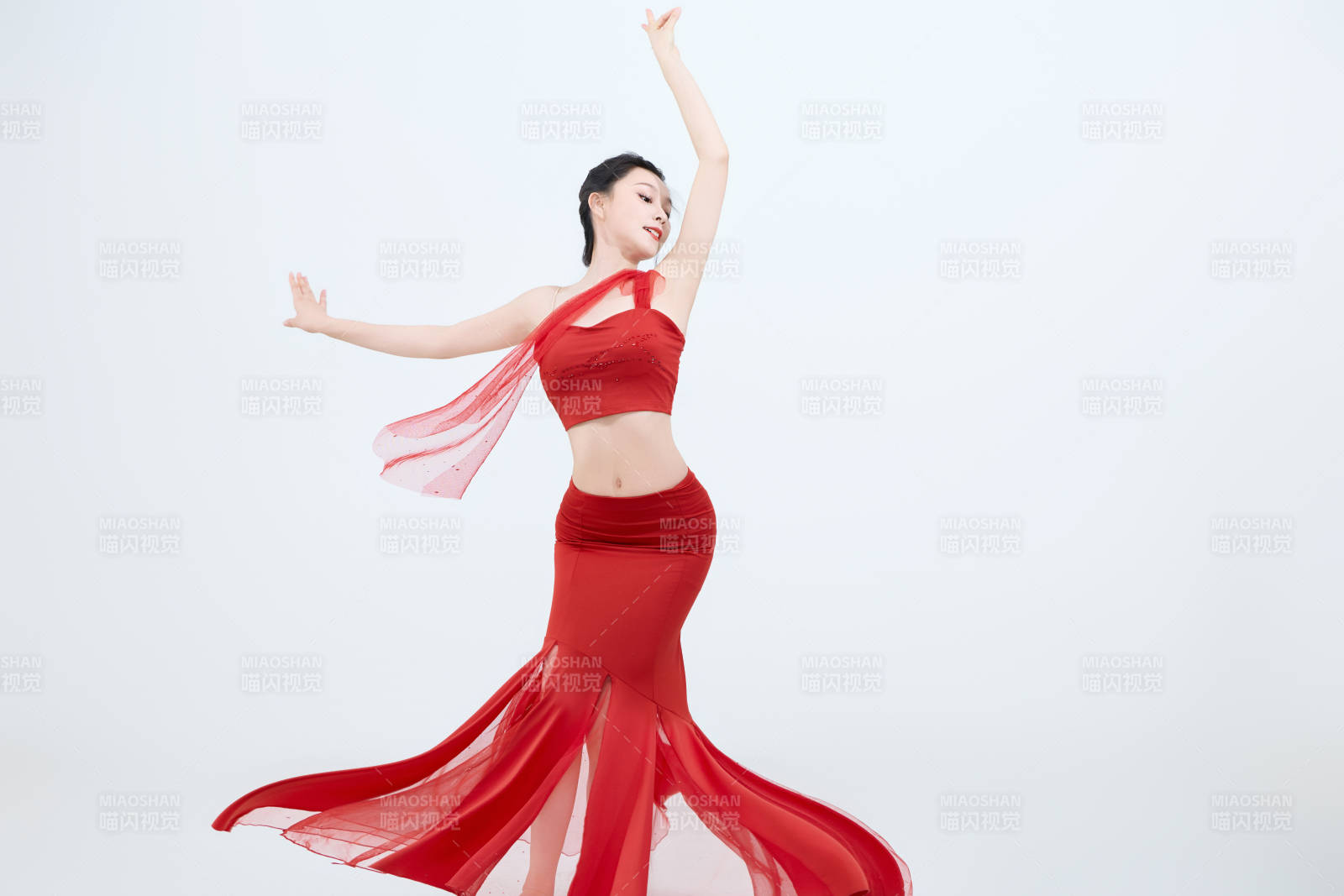 表演中国传统民族舞蹈傣族舞的美丽舞者