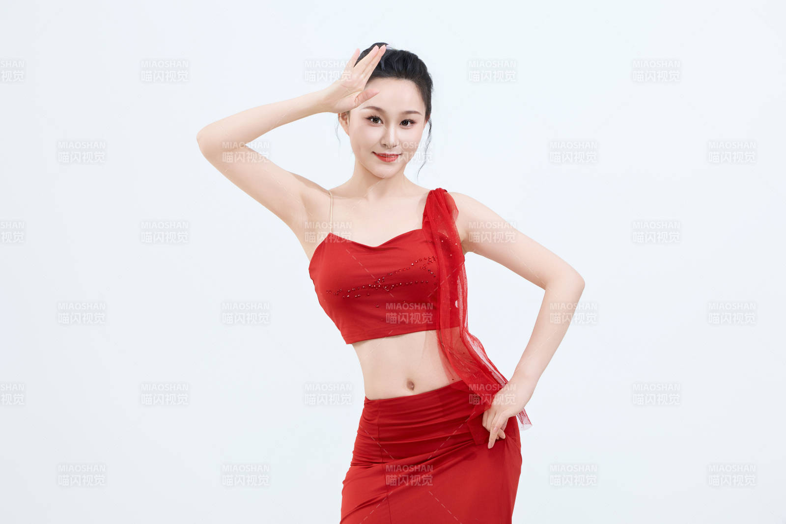 表演中國傳統(tǒng)民族舞蹈傣族舞的美麗舞者