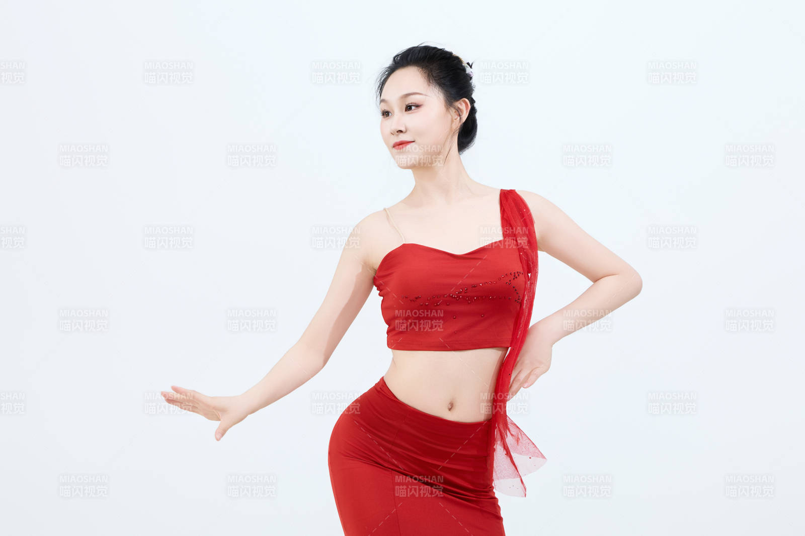 表演中國傳統民族舞蹈傣族舞的美麗舞者