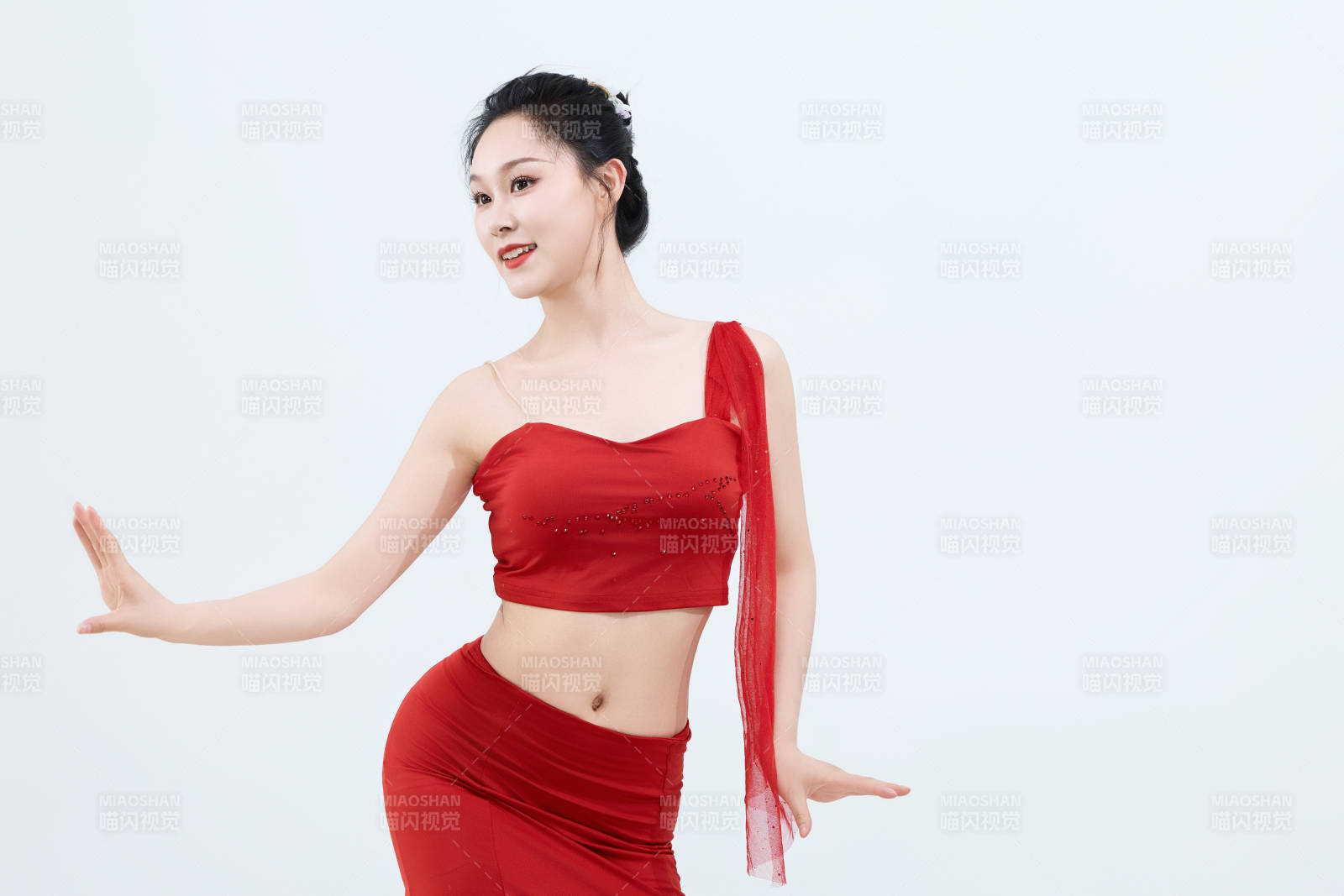 表演中国传统民族舞蹈傣族舞的美丽舞者