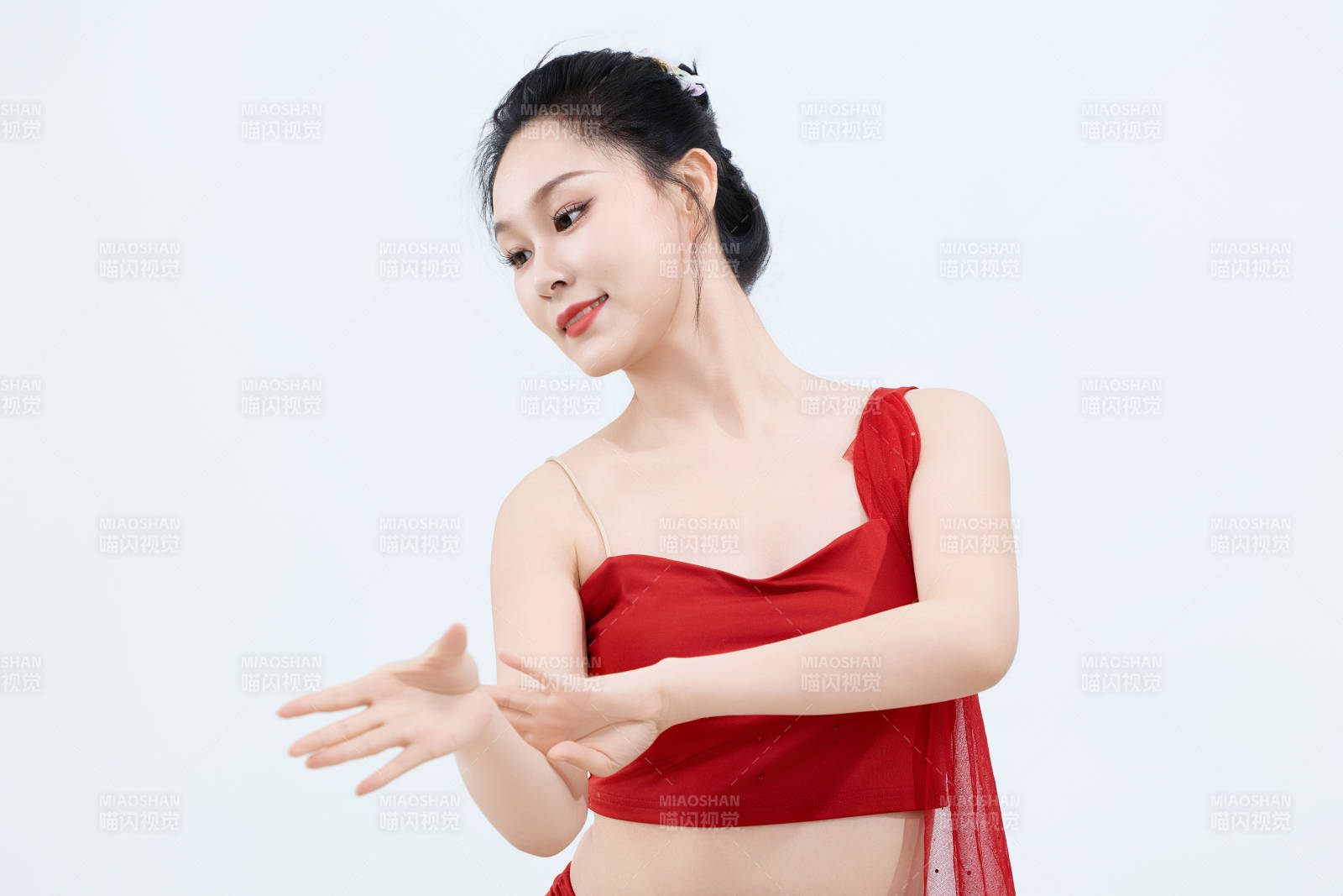 表演中國傳統民族舞蹈傣族舞的美麗舞者