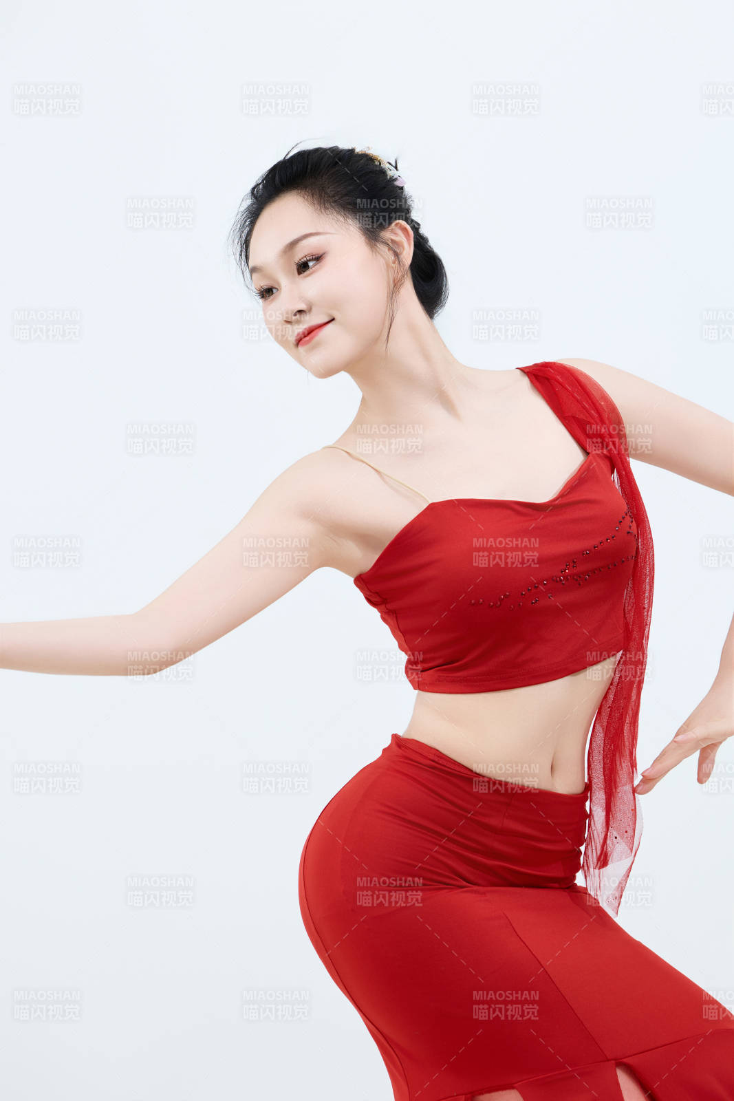 表演中國傳統(tǒng)民族舞蹈傣族舞的美麗舞者