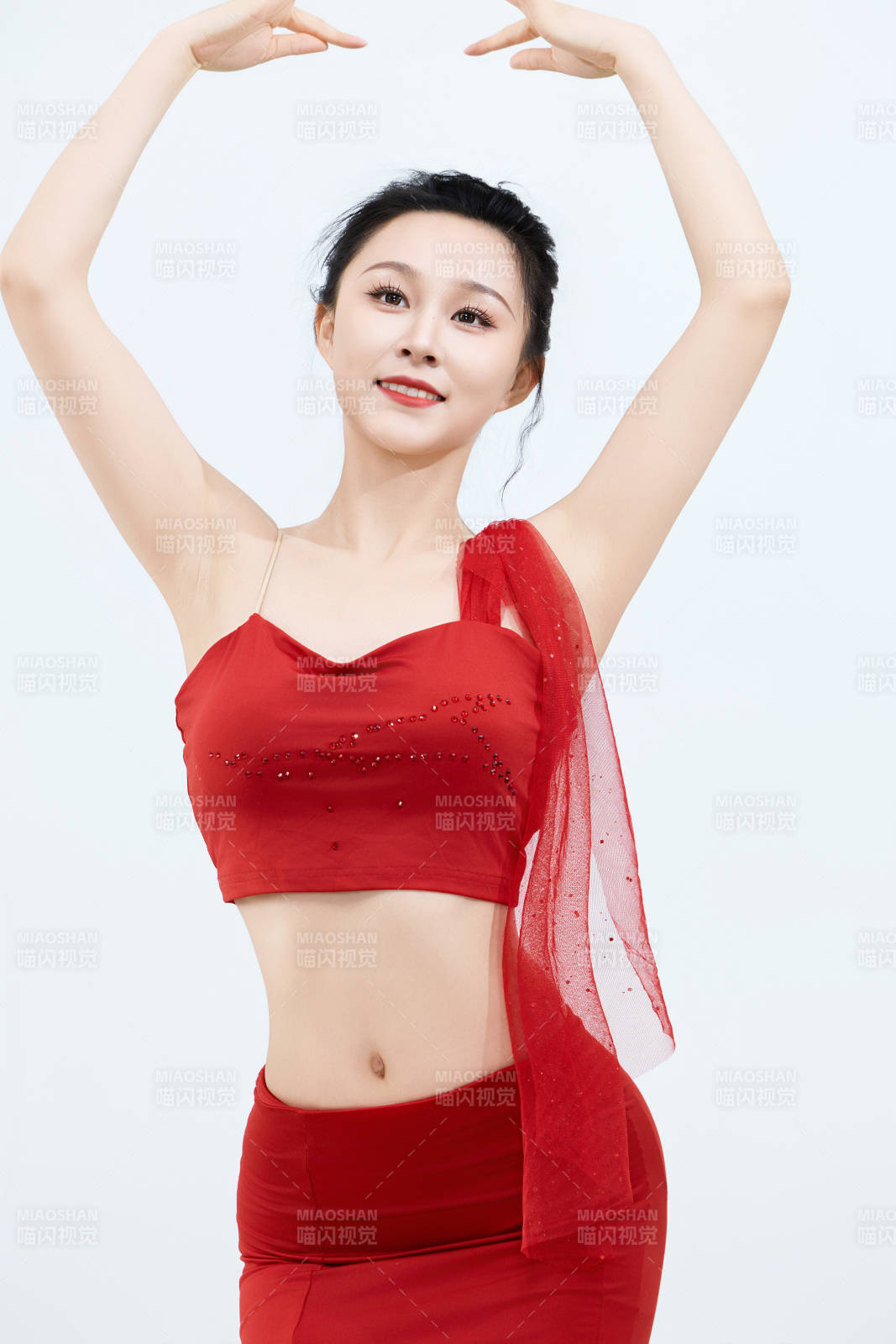 表演中國傳統民族舞蹈傣族舞的美麗舞者