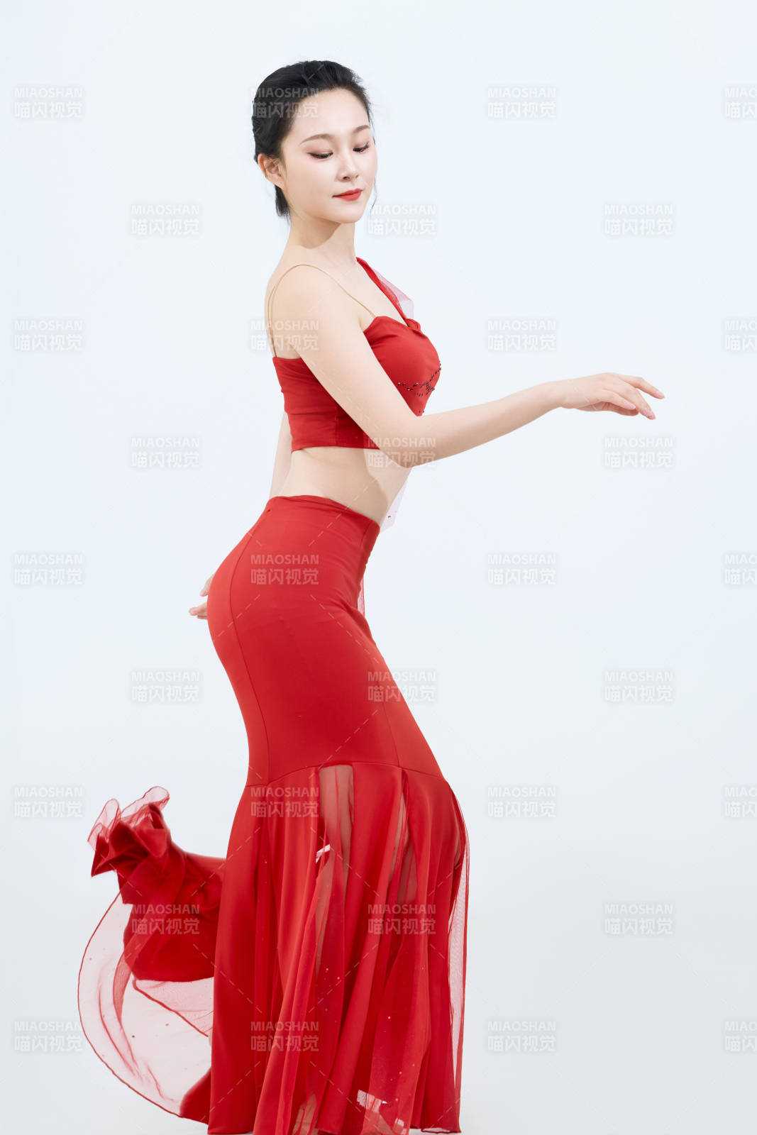 表演中國(guó)傳統(tǒng)民族舞蹈傣族舞的美麗舞者