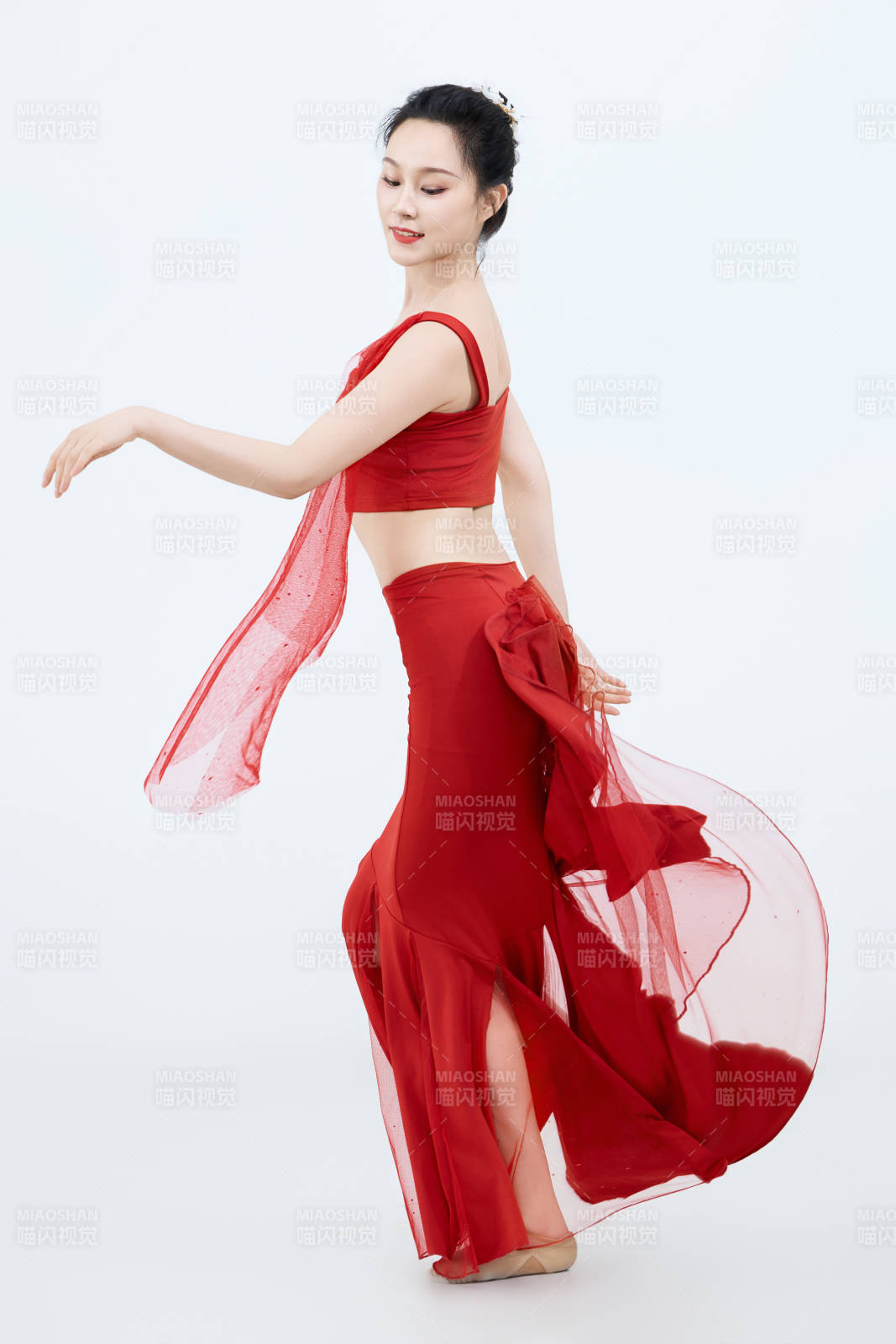 表演中國傳統民族舞蹈傣族舞的美麗舞者